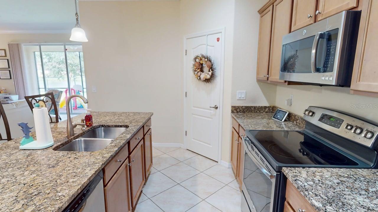 2571 LAURENTINA LN, CAPE CORAL, FL, 33909