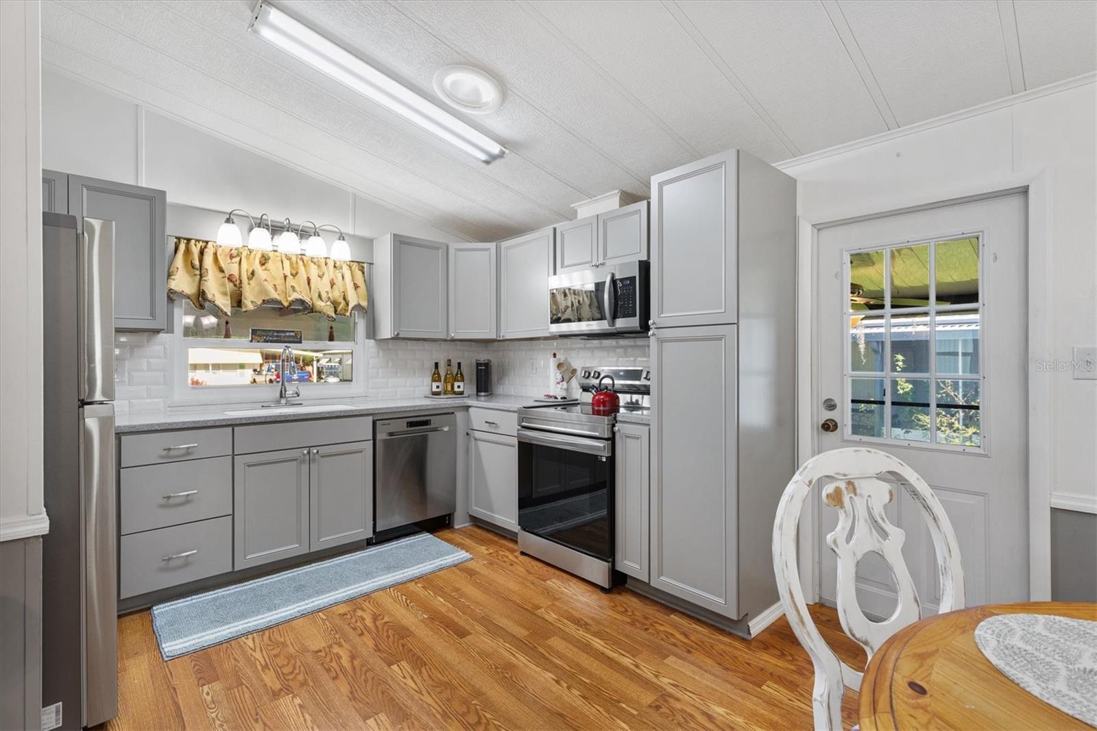 732 ROYAL PALM AVE, LADY LAKE, FL, 32159