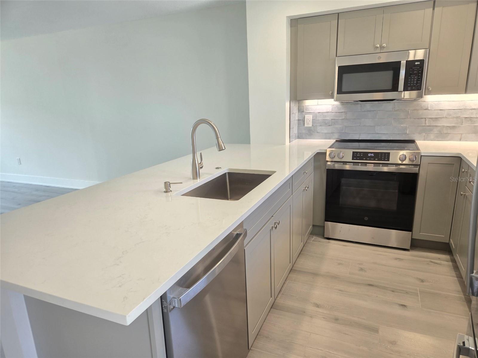 1300 N PORTOFINO DR #406, SARASOTA, FL, 34242