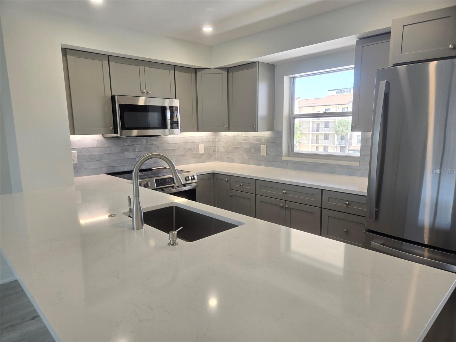 1300 N PORTOFINO DR #406, SARASOTA, FL, 34242