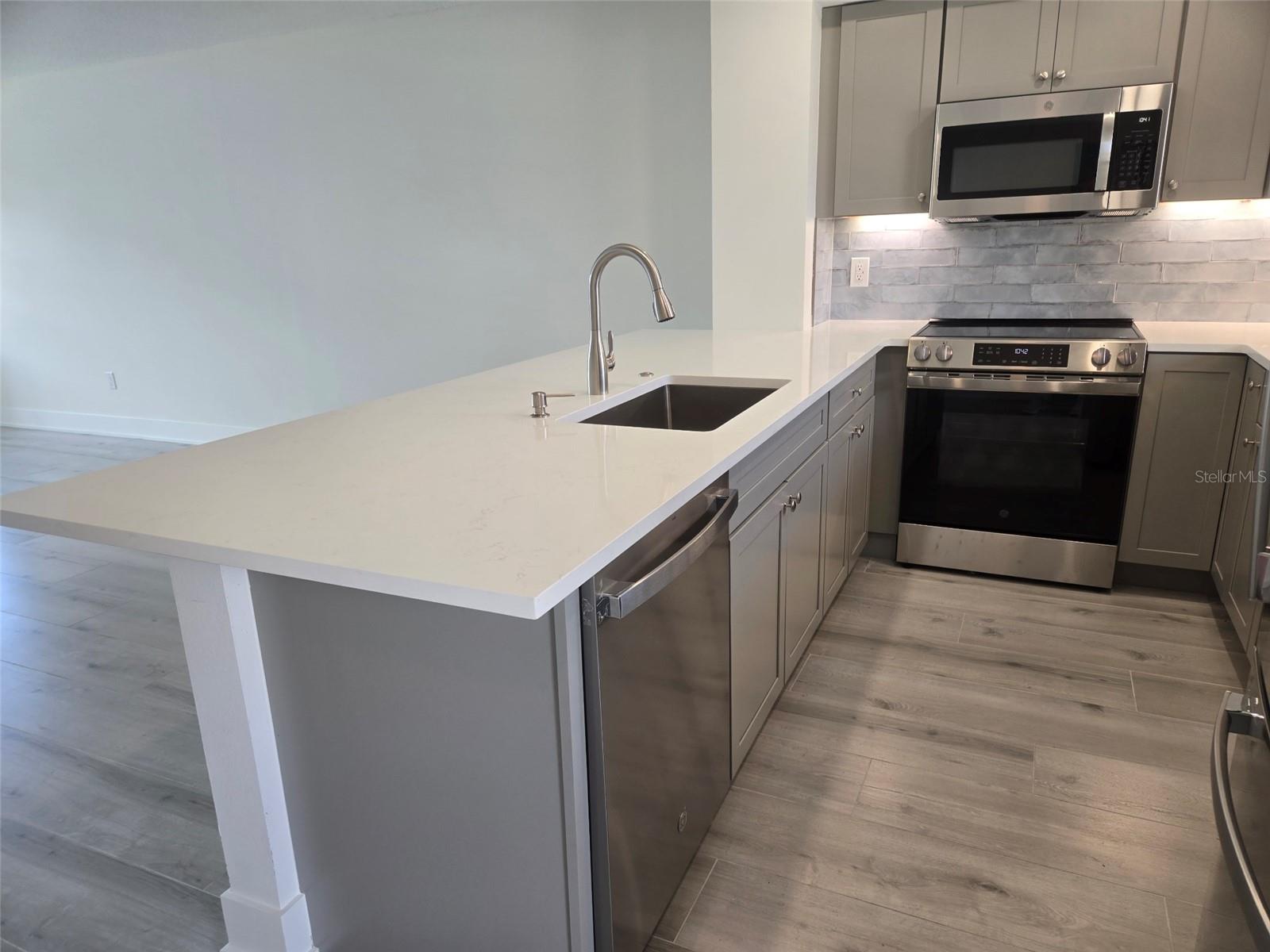 1300 N PORTOFINO DR #406, SARASOTA, FL, 34242