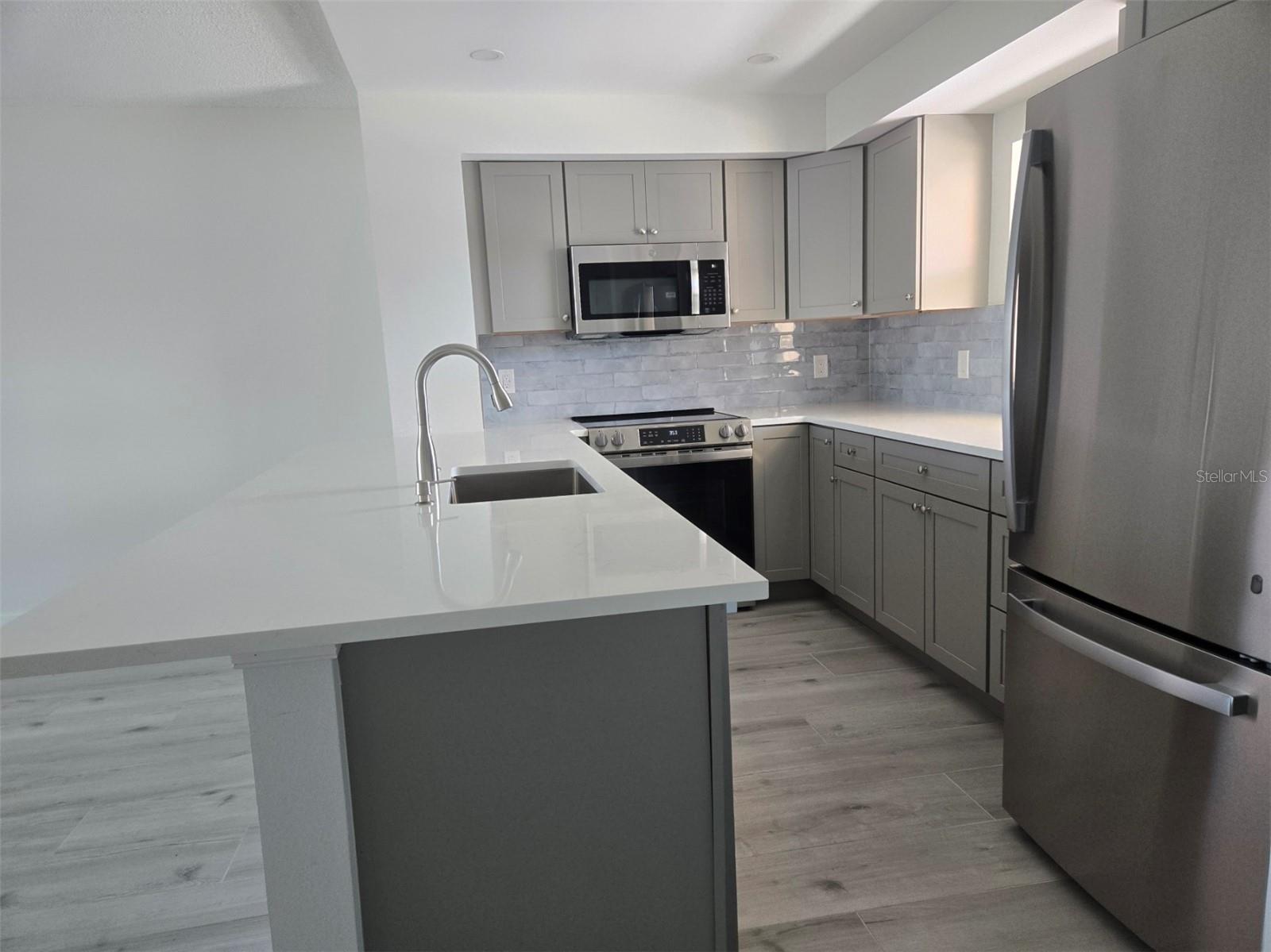 1300 N PORTOFINO DR #406, SARASOTA, FL, 34242