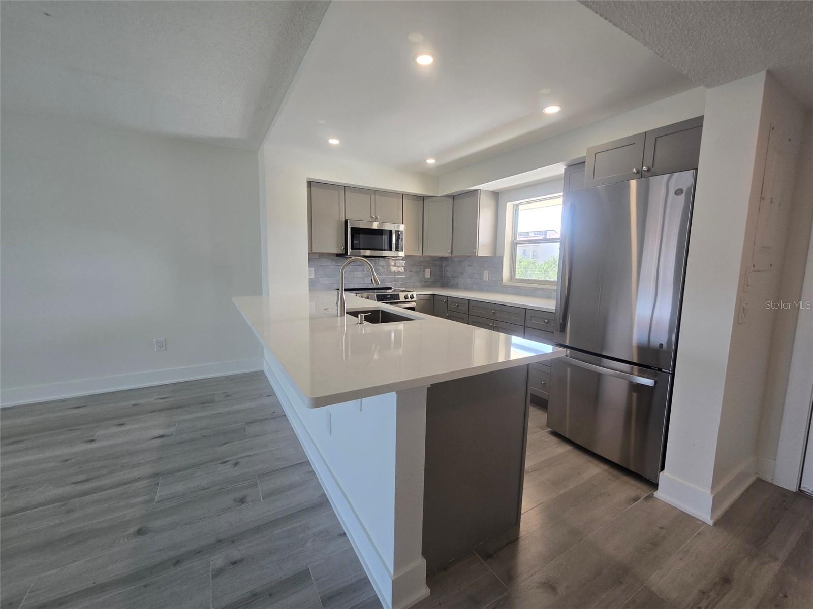 1300 N PORTOFINO DR #406, SARASOTA, FL, 34242