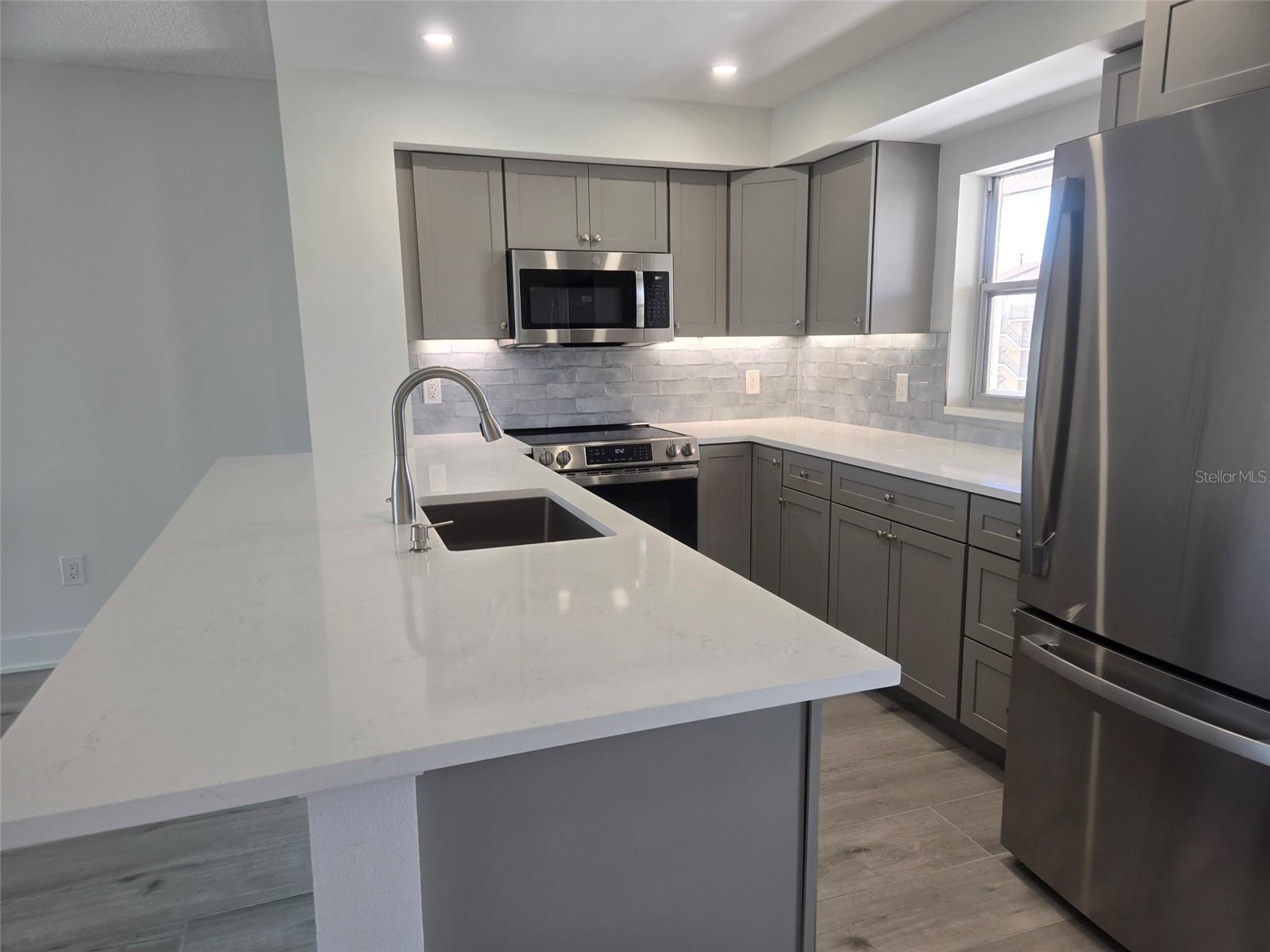 1300 N PORTOFINO DR #406, SARASOTA, FL, 34242