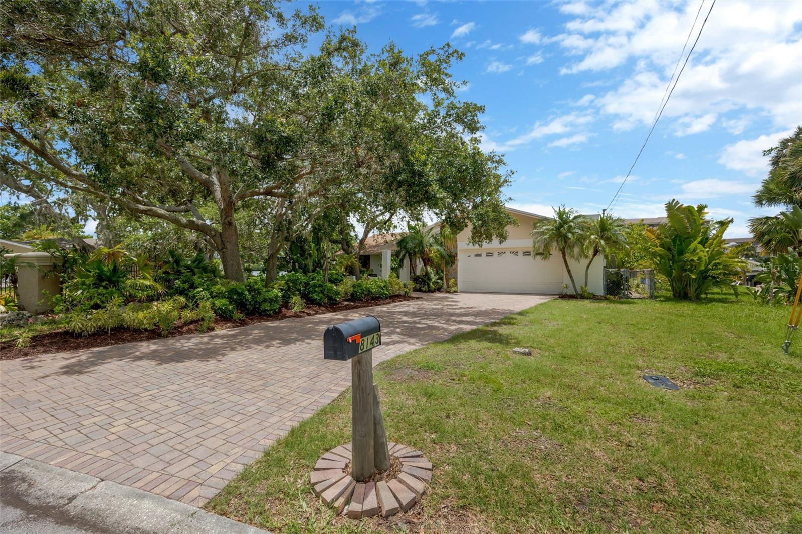 8143 CHANNEL DR, PORT RICHEY, FL, 34668