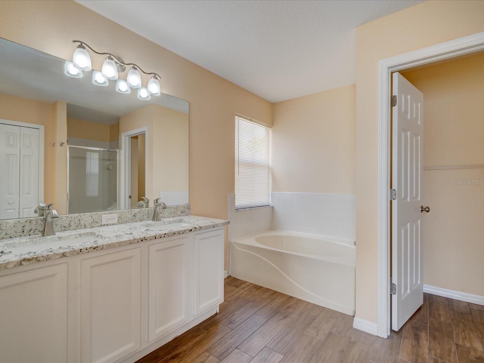 4230 HARBOR LAKE DR, LUTZ, FL, 33558