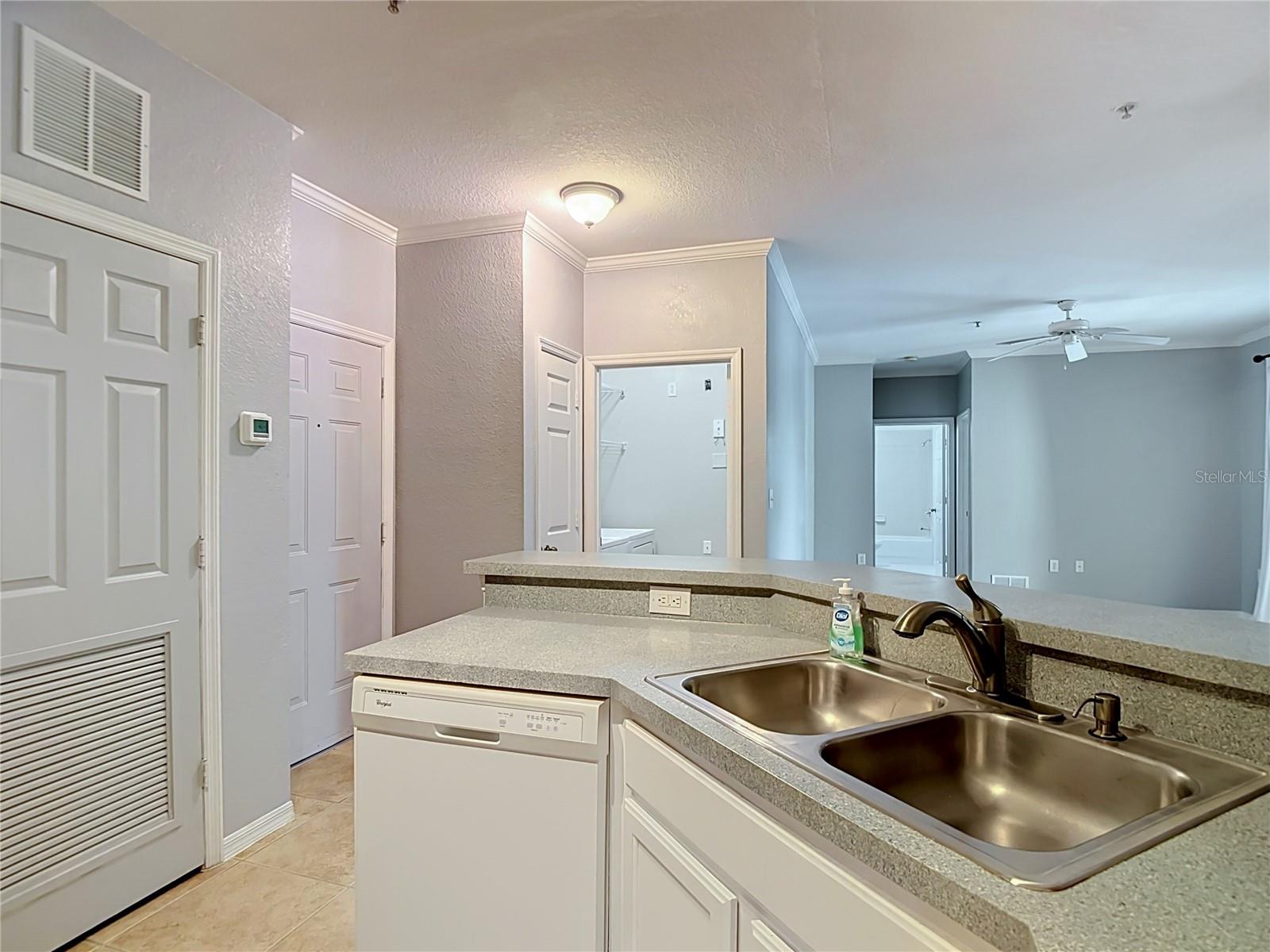 10201 COURTNEY PALMS BLVD #203, TAMPA, FL, 33619