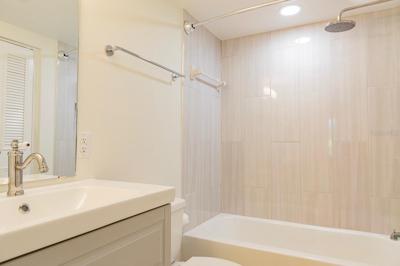208 LAKE HOWARD DR NW #104, WINTER HAVEN, FL, 33880