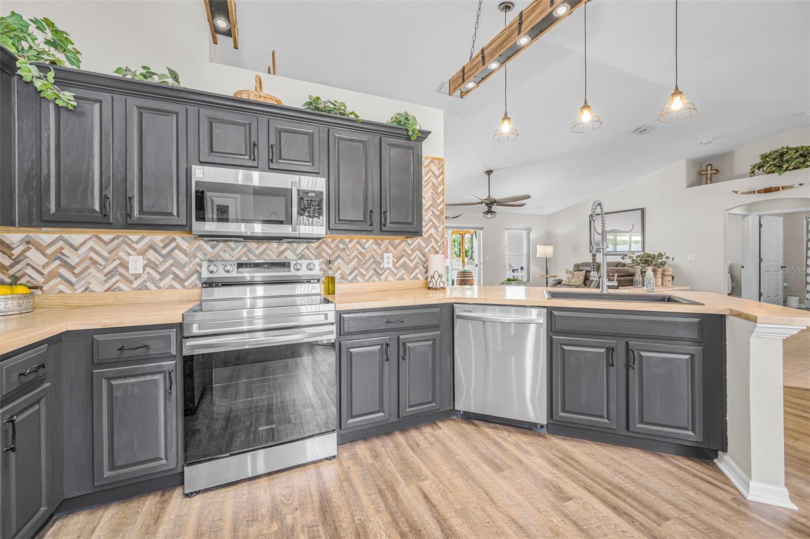 12123 FULMAR RD, WEEKI WACHEE, FL, 34614
