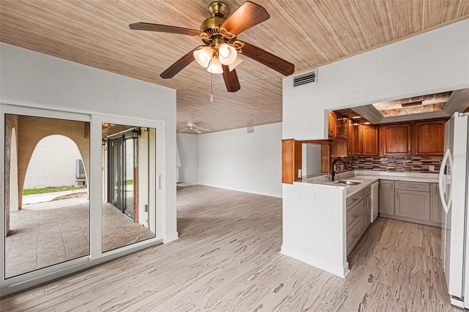 546 PLAZA SEVILLE CT #85, TREASURE ISLAND, FL, 33706