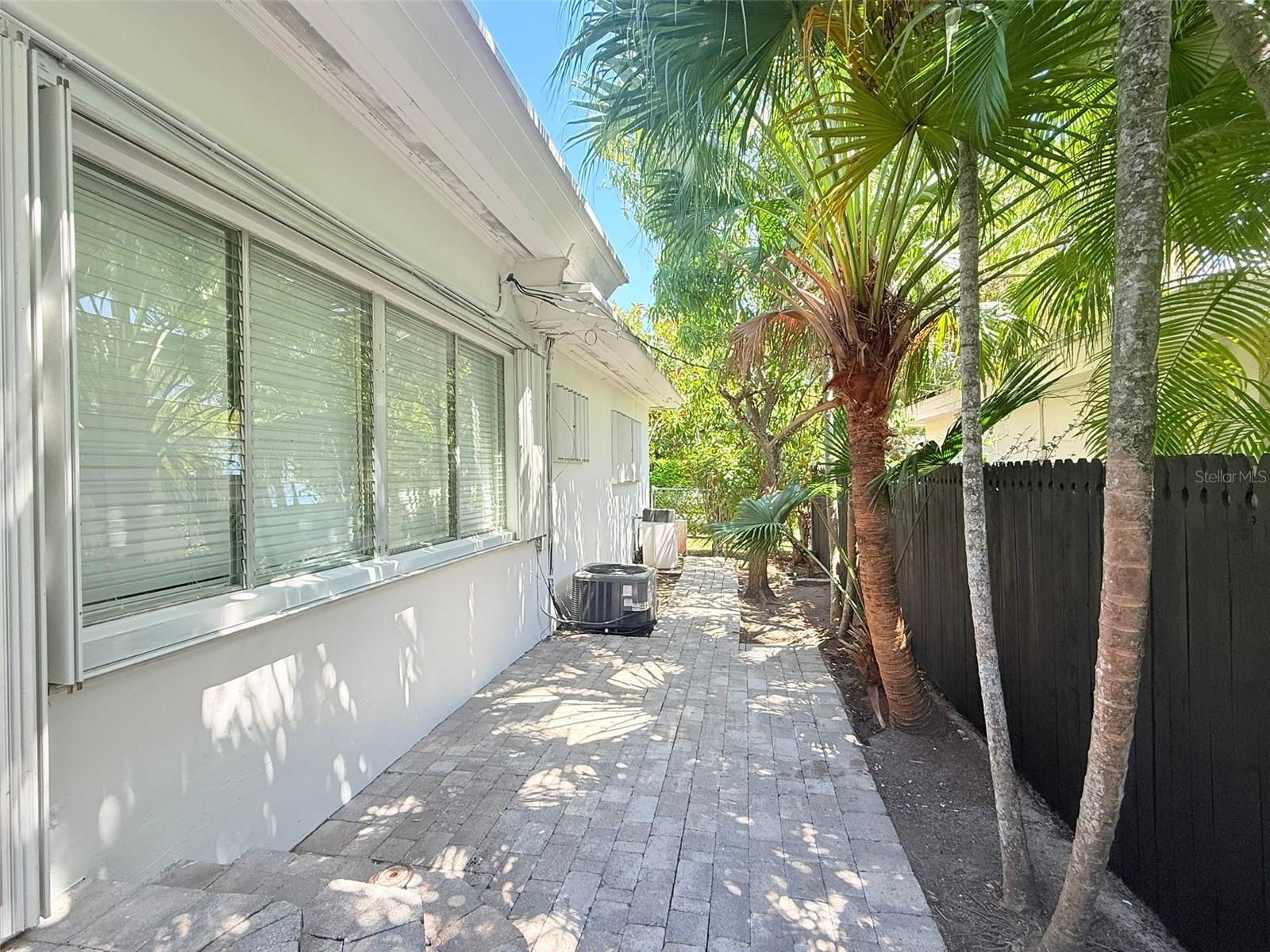 2300 SW 24 ST, MIAMI, FL, 33145