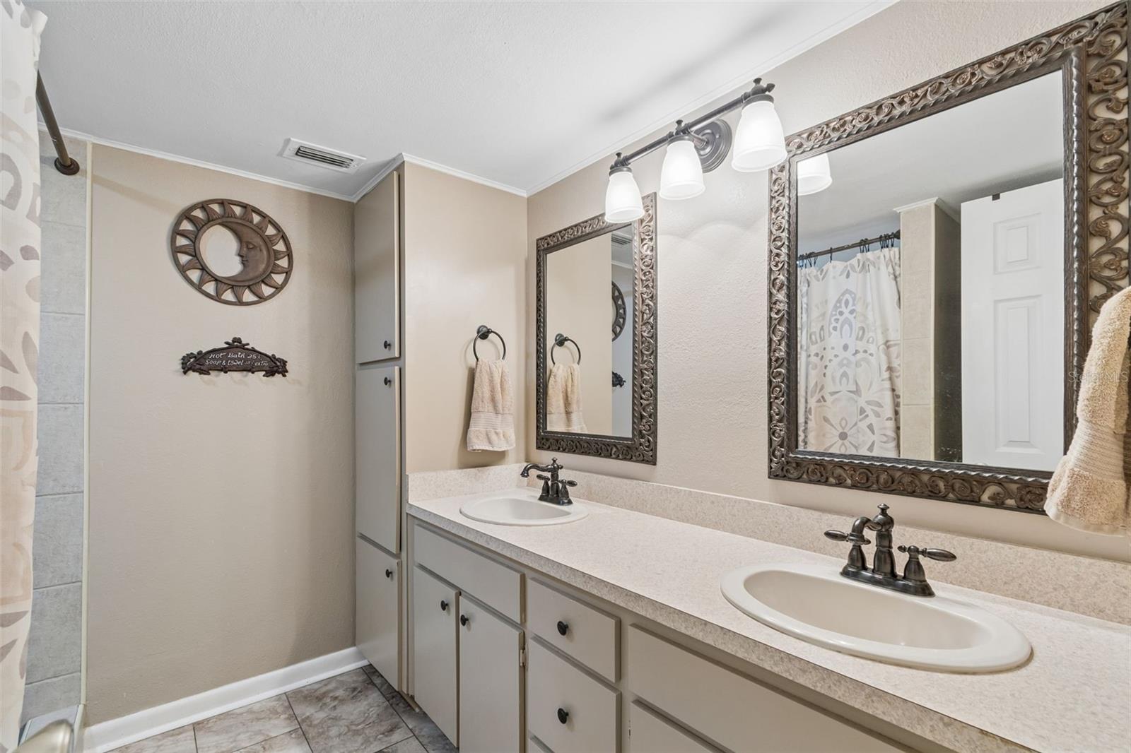 2525 VICTARRA CIR, LUTZ, FL, 33559