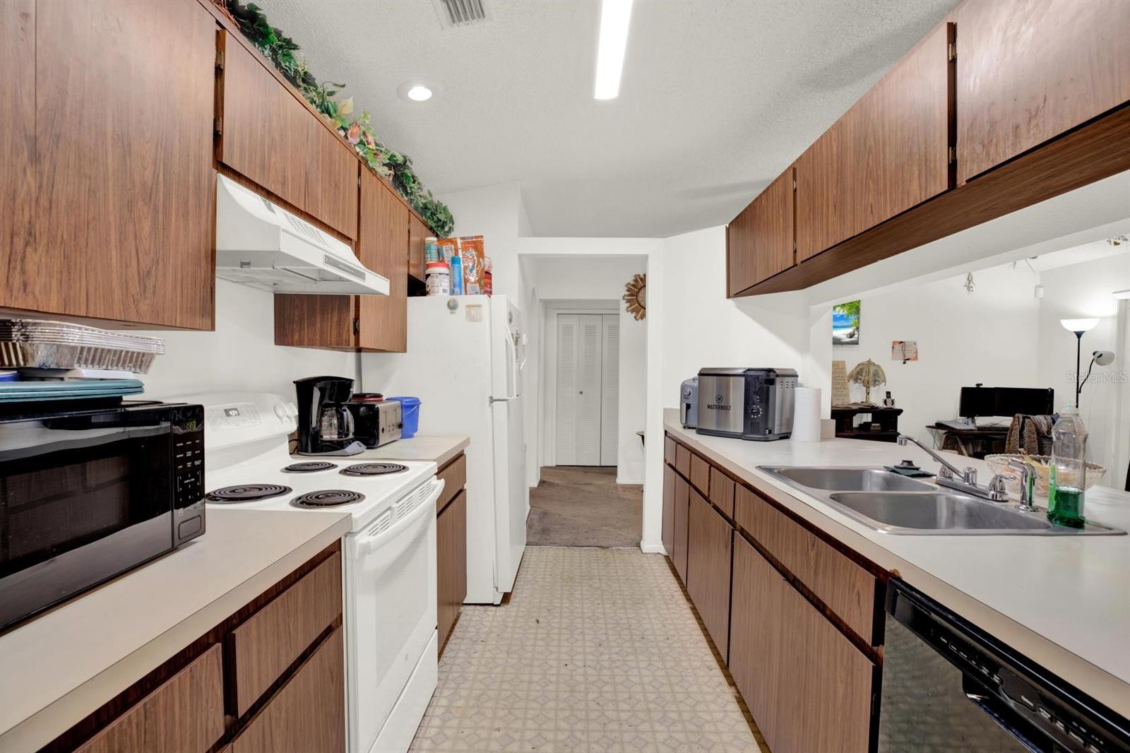 7502 GADSDEN DR, TEMPLE TERRACE, FL, 33637