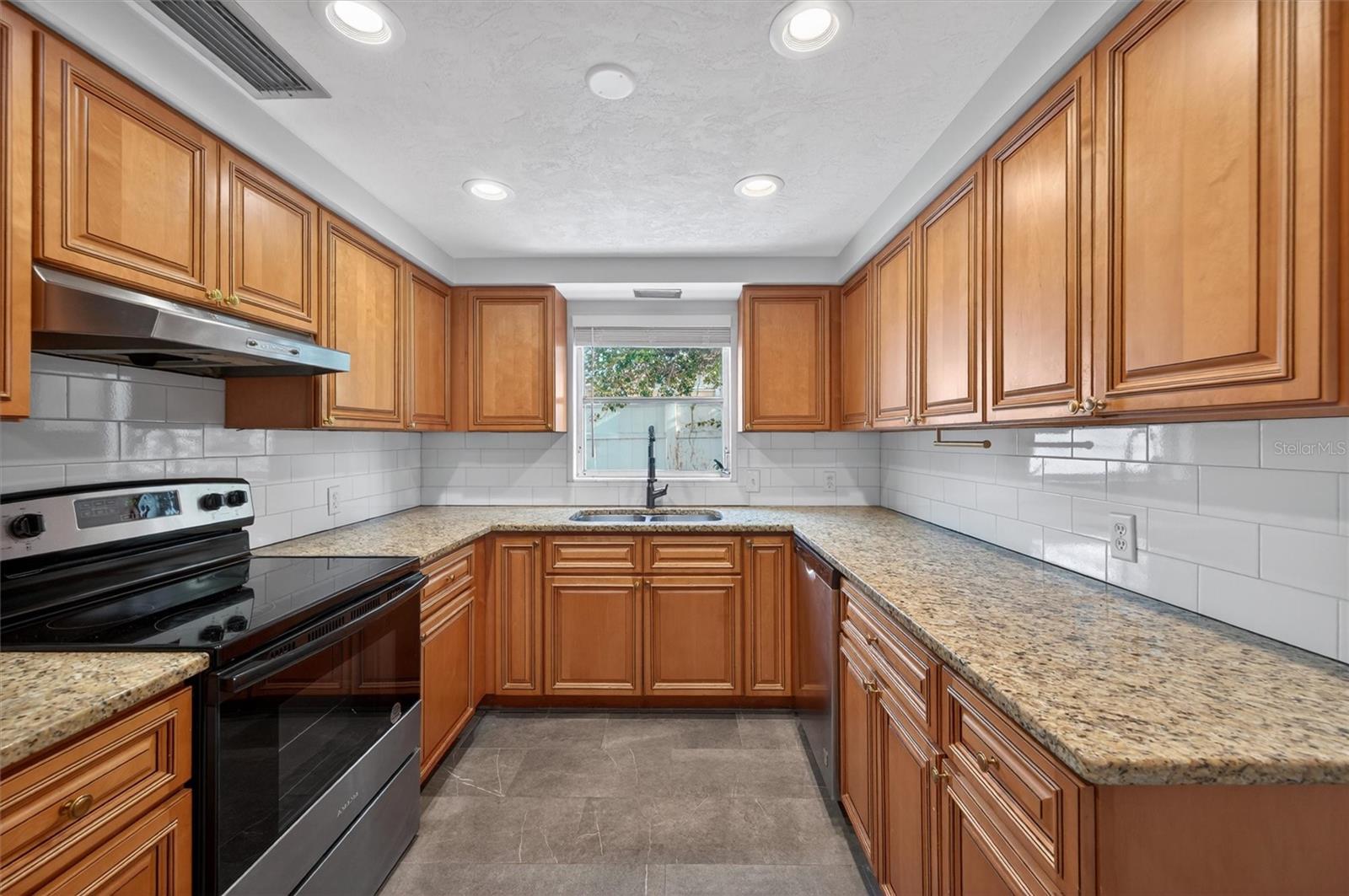 7464 CASS CIR, SARASOTA, FL, 34231