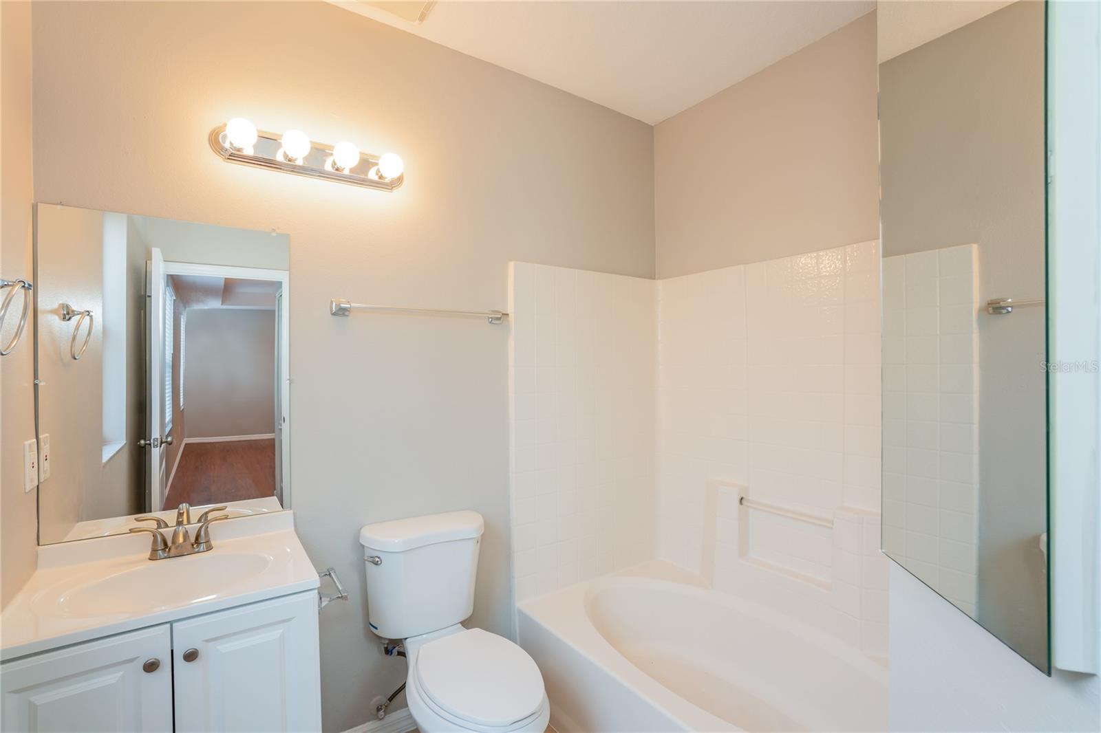 1011 LAKE SHORE RANCH DR, SEFFNER, FL, 33584