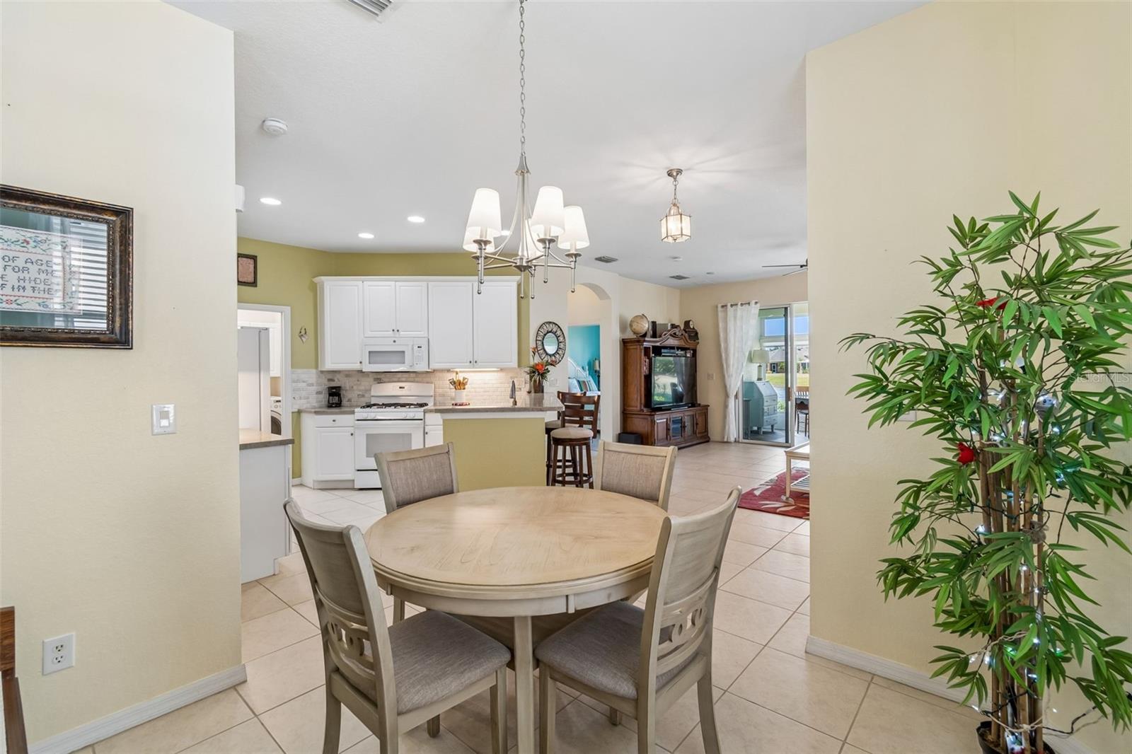 2011 SIFIELD GREENS WAY #2011, SUN CITY CENTER, FL, 33573