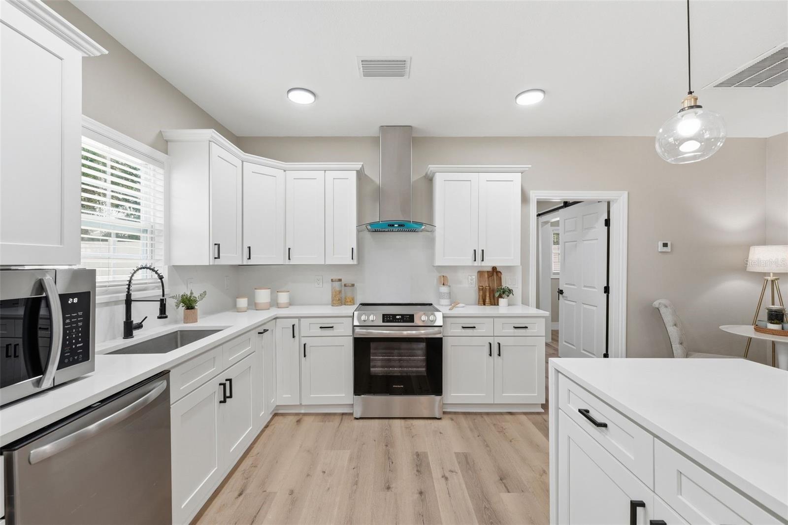 15 E LAUREL ST, APOPKA, FL, 32703