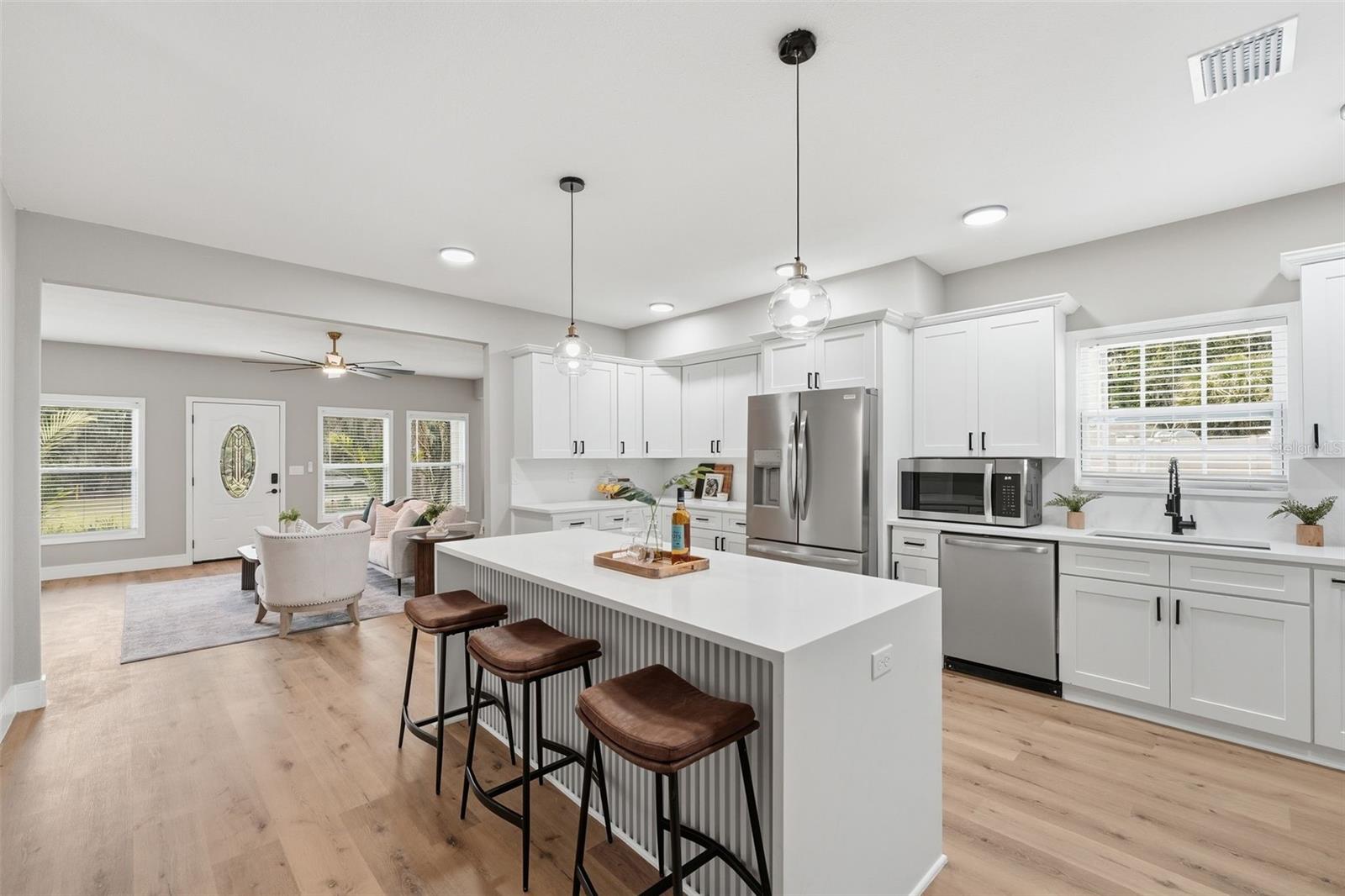 15 E LAUREL ST, APOPKA, FL, 32703