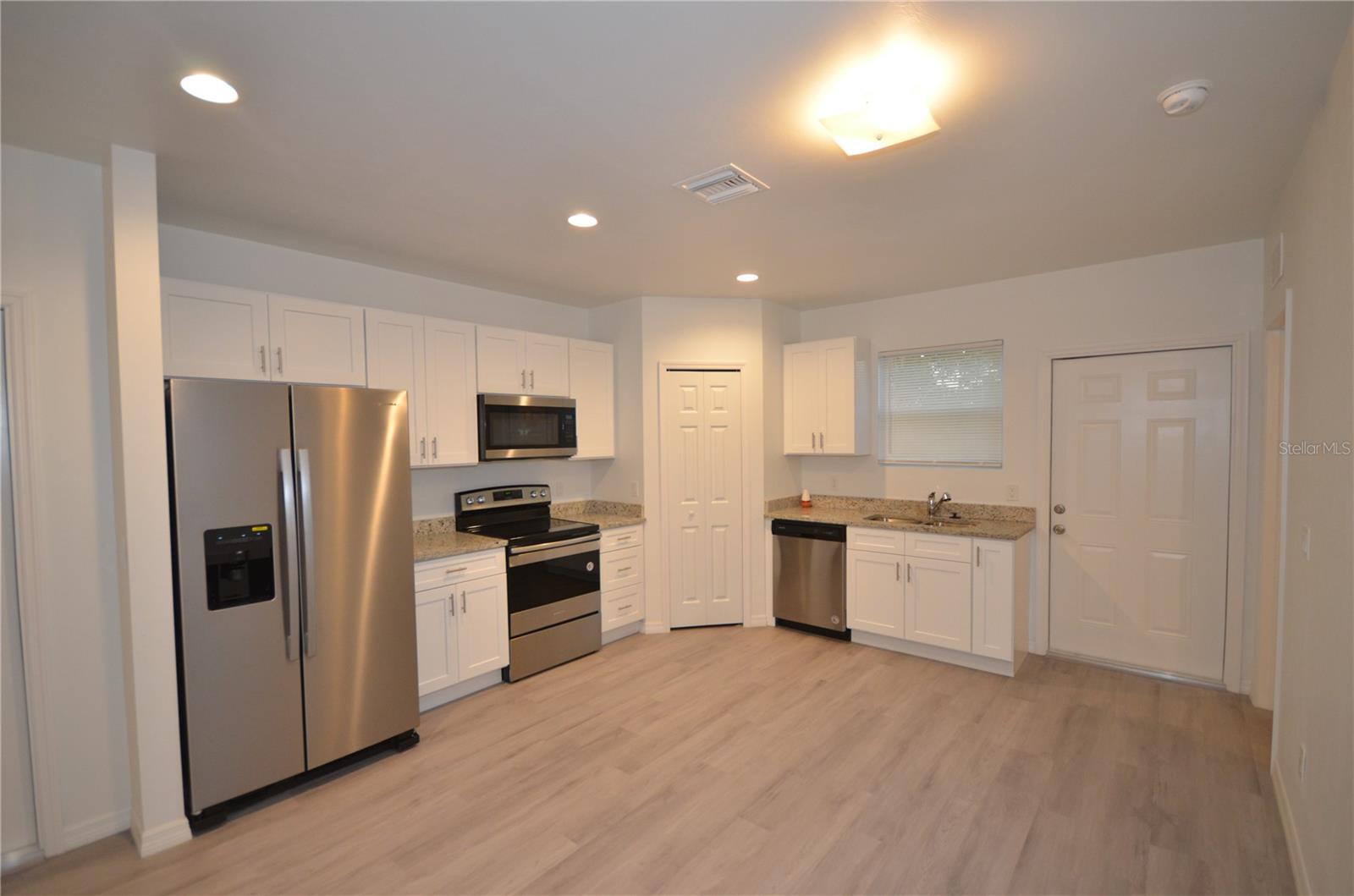 2197 DAVIS CT, FORT MYERS, FL, 33916