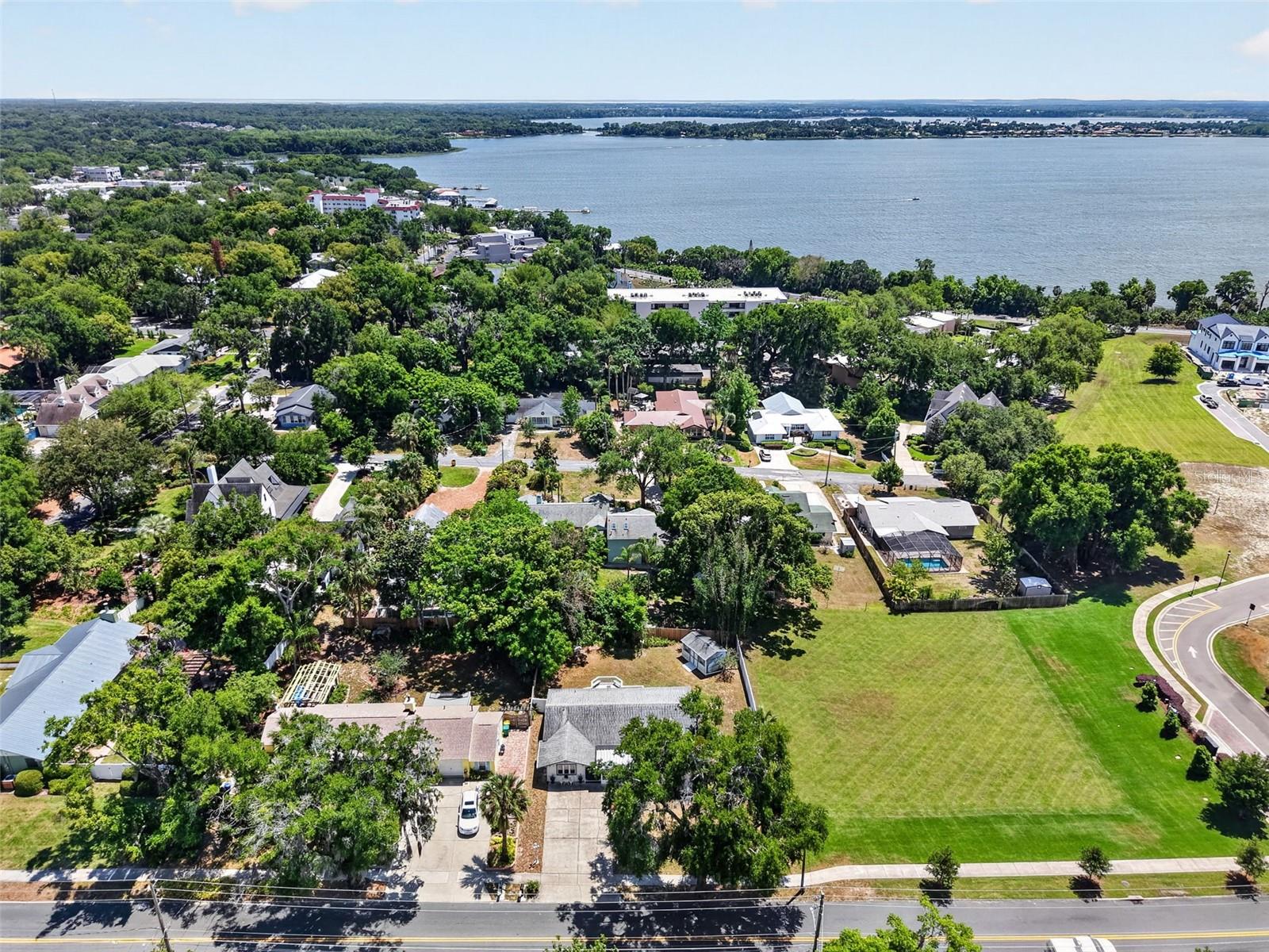 422 W 11TH AVE, MOUNT DORA, FL, 32757