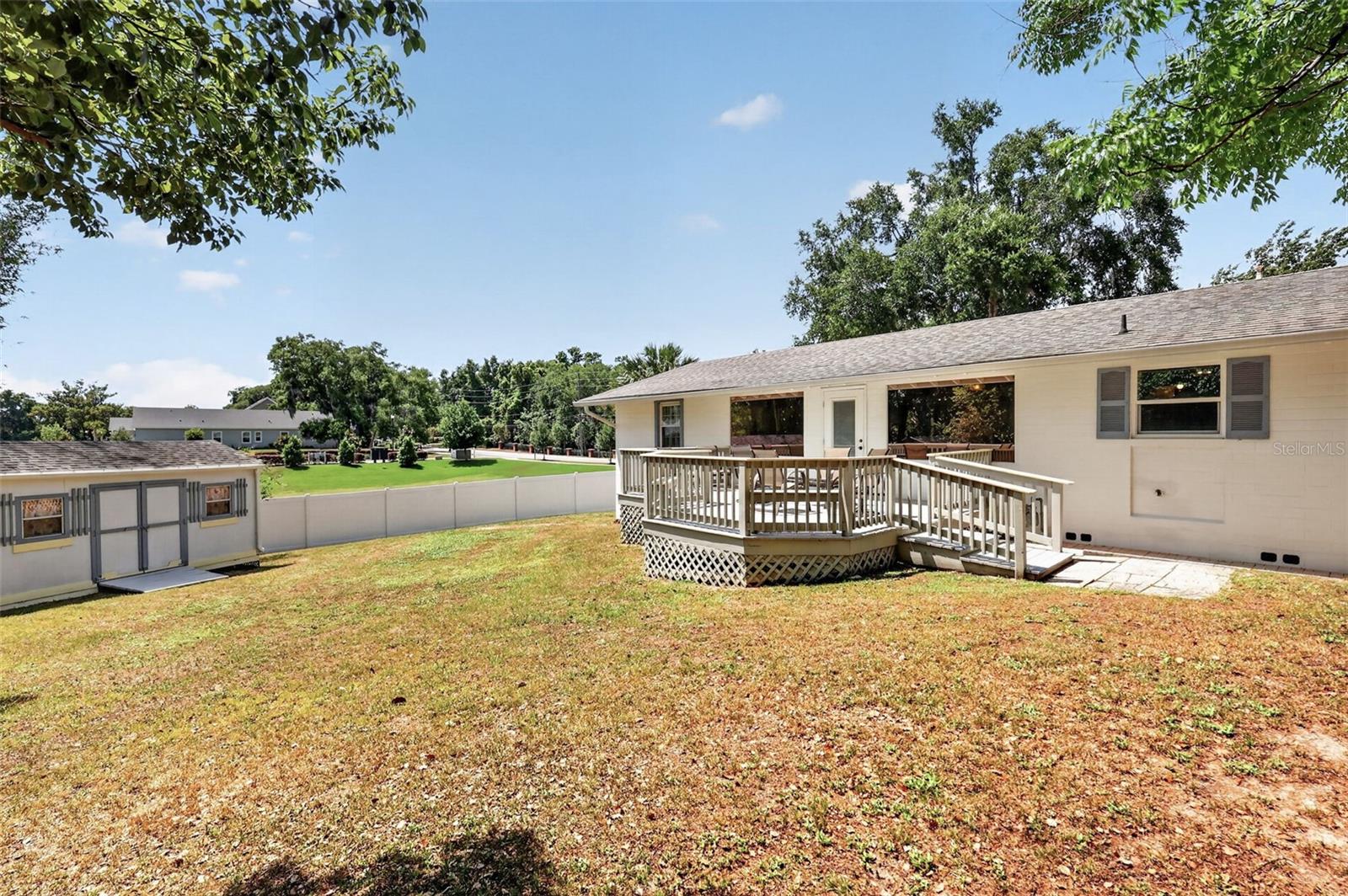 422 W 11TH AVE, MOUNT DORA, FL, 32757