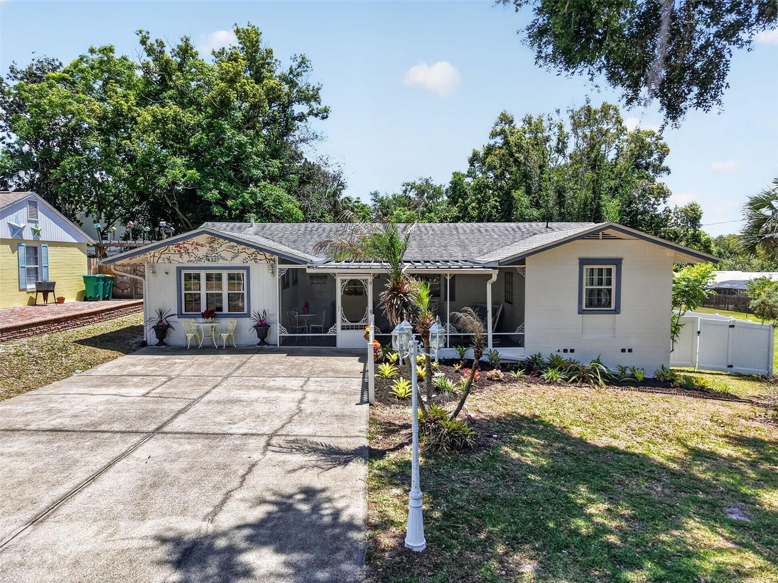422 W 11TH AVE, MOUNT DORA, FL, 32757