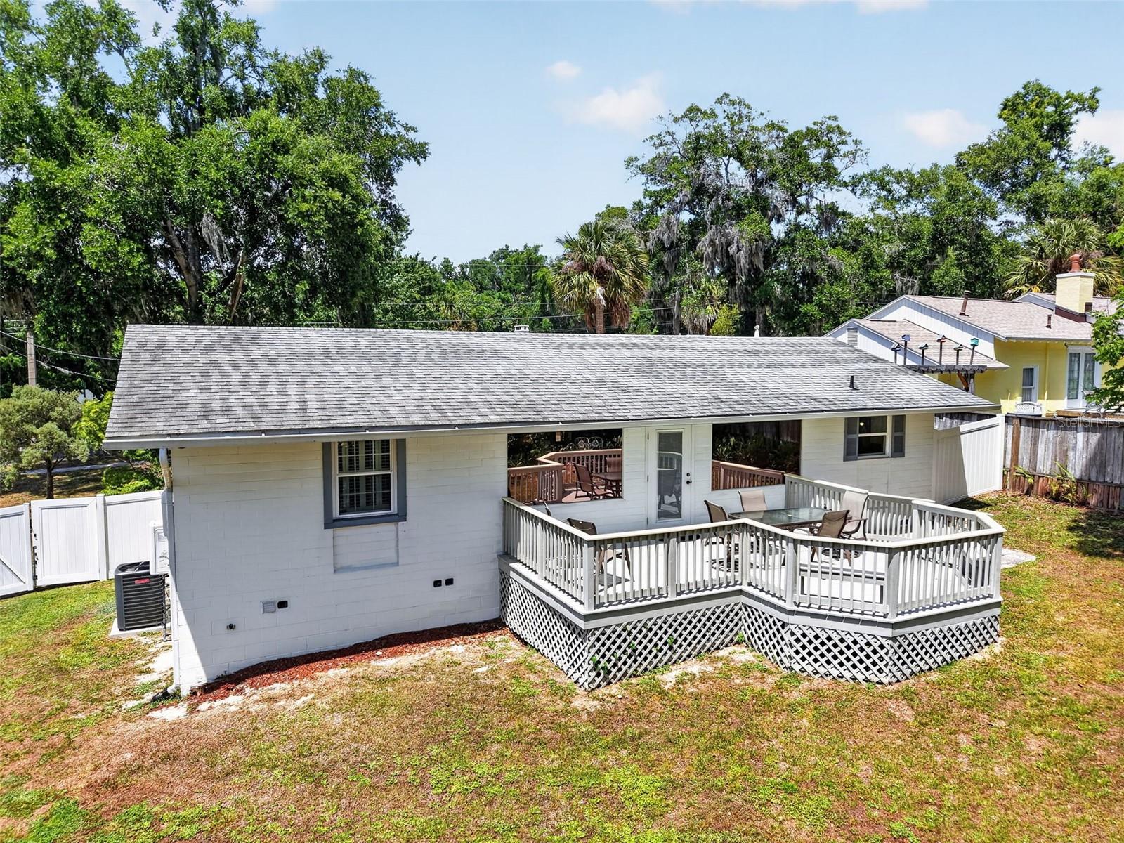 422 W 11TH AVE, MOUNT DORA, FL, 32757