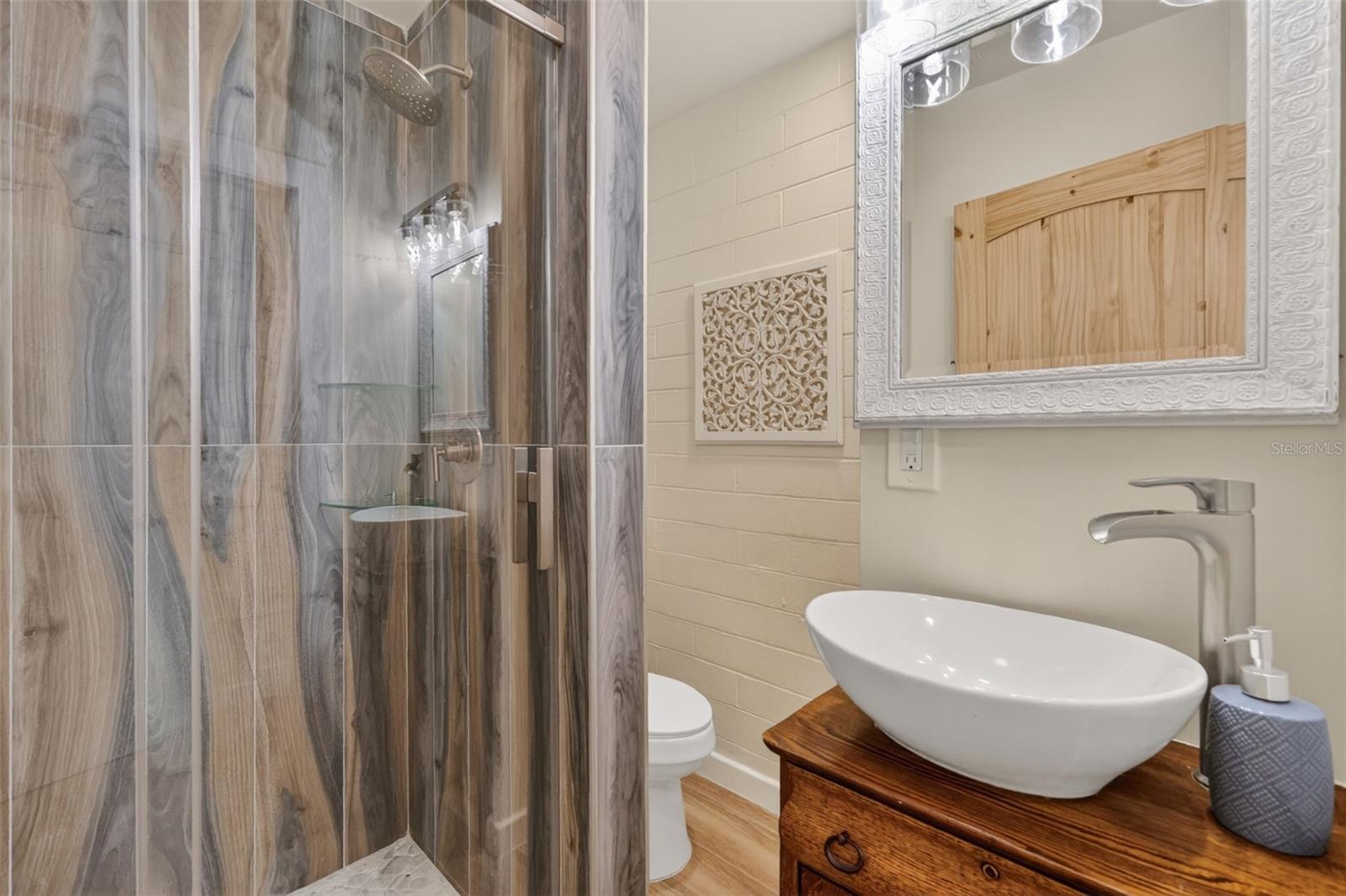 422 W 11TH AVE, MOUNT DORA, FL, 32757