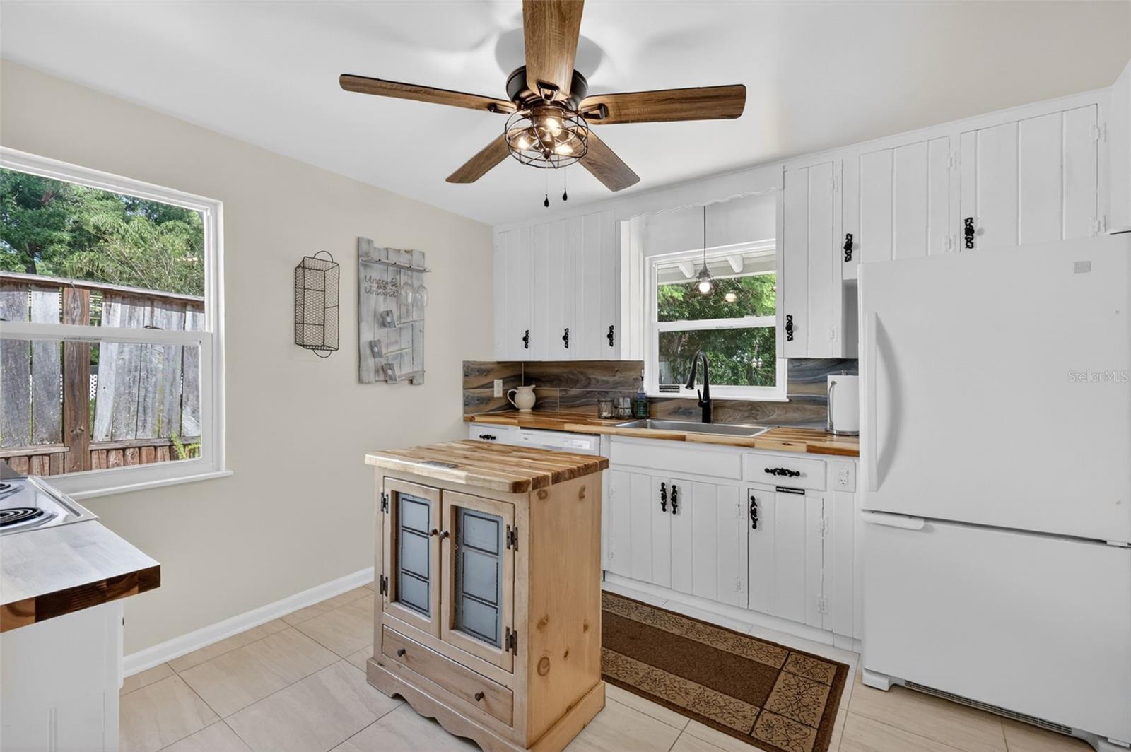 422 W 11TH AVE, MOUNT DORA, FL, 32757