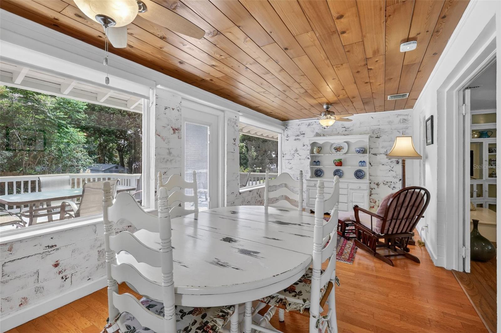 422 W 11TH AVE, MOUNT DORA, FL, 32757