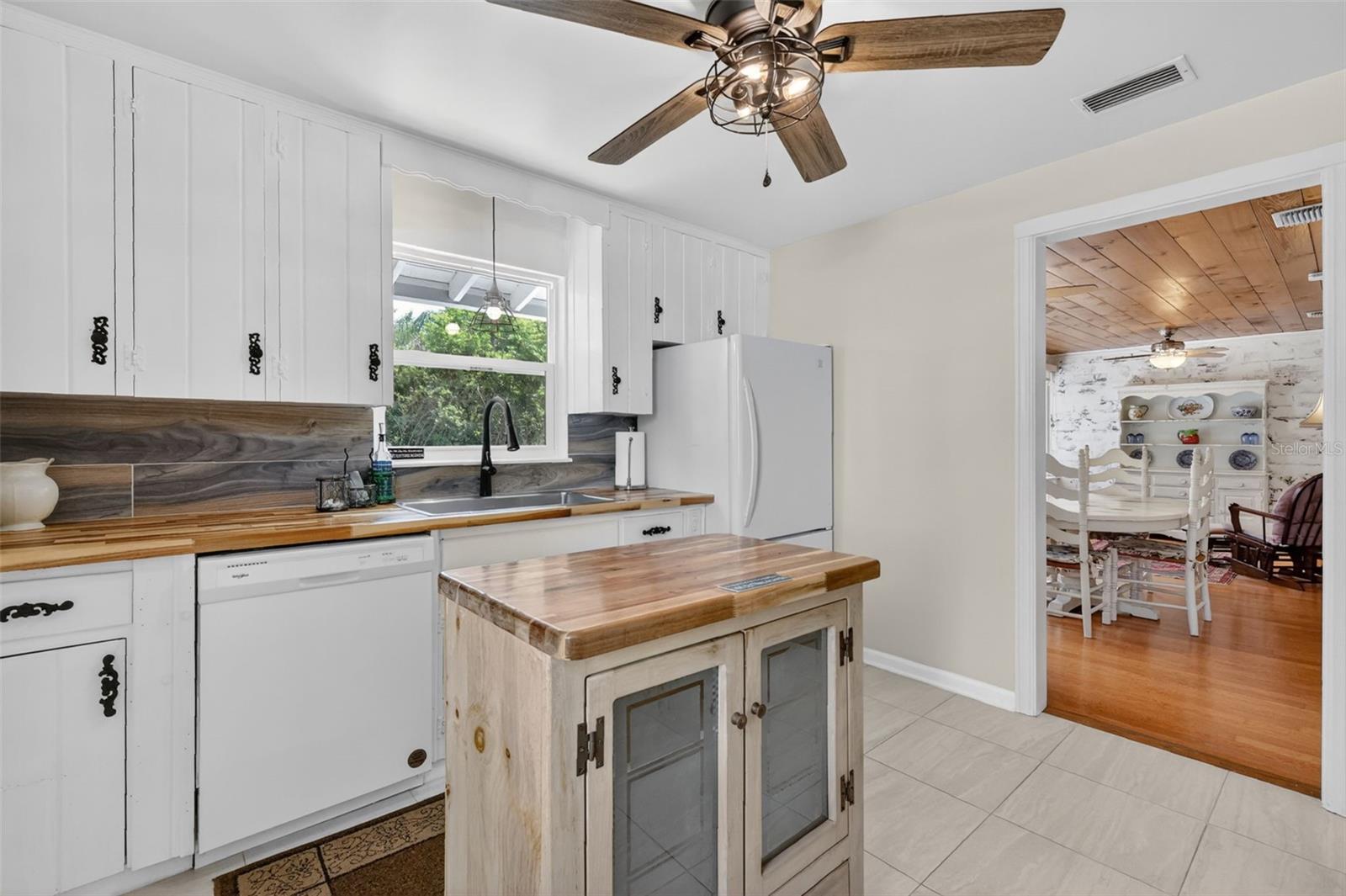 422 W 11TH AVE, MOUNT DORA, FL, 32757