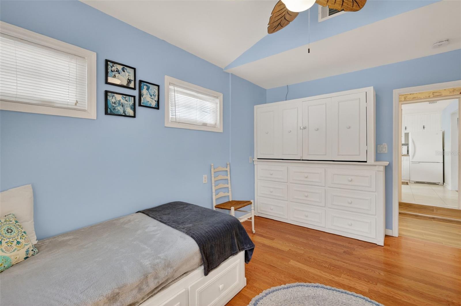 422 W 11TH AVE, MOUNT DORA, FL, 32757