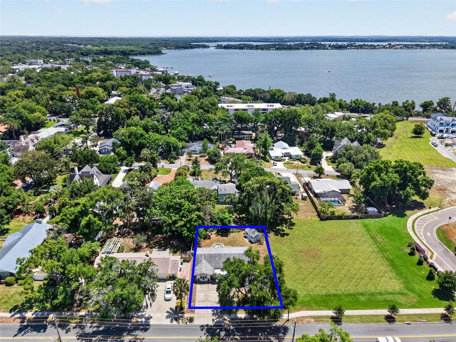 422 W 11TH AVE, MOUNT DORA, FL, 32757