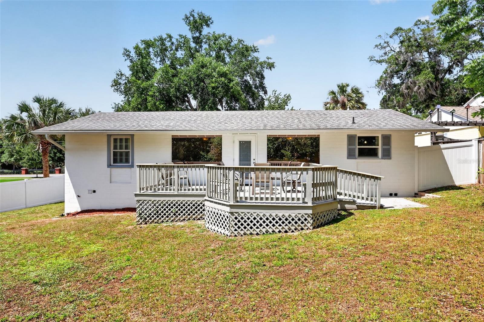 422 W 11TH AVE, MOUNT DORA, FL, 32757