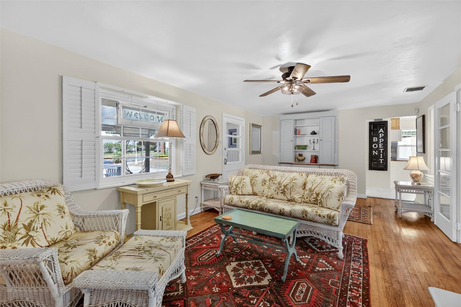 422 W 11TH AVE, MOUNT DORA, FL, 32757