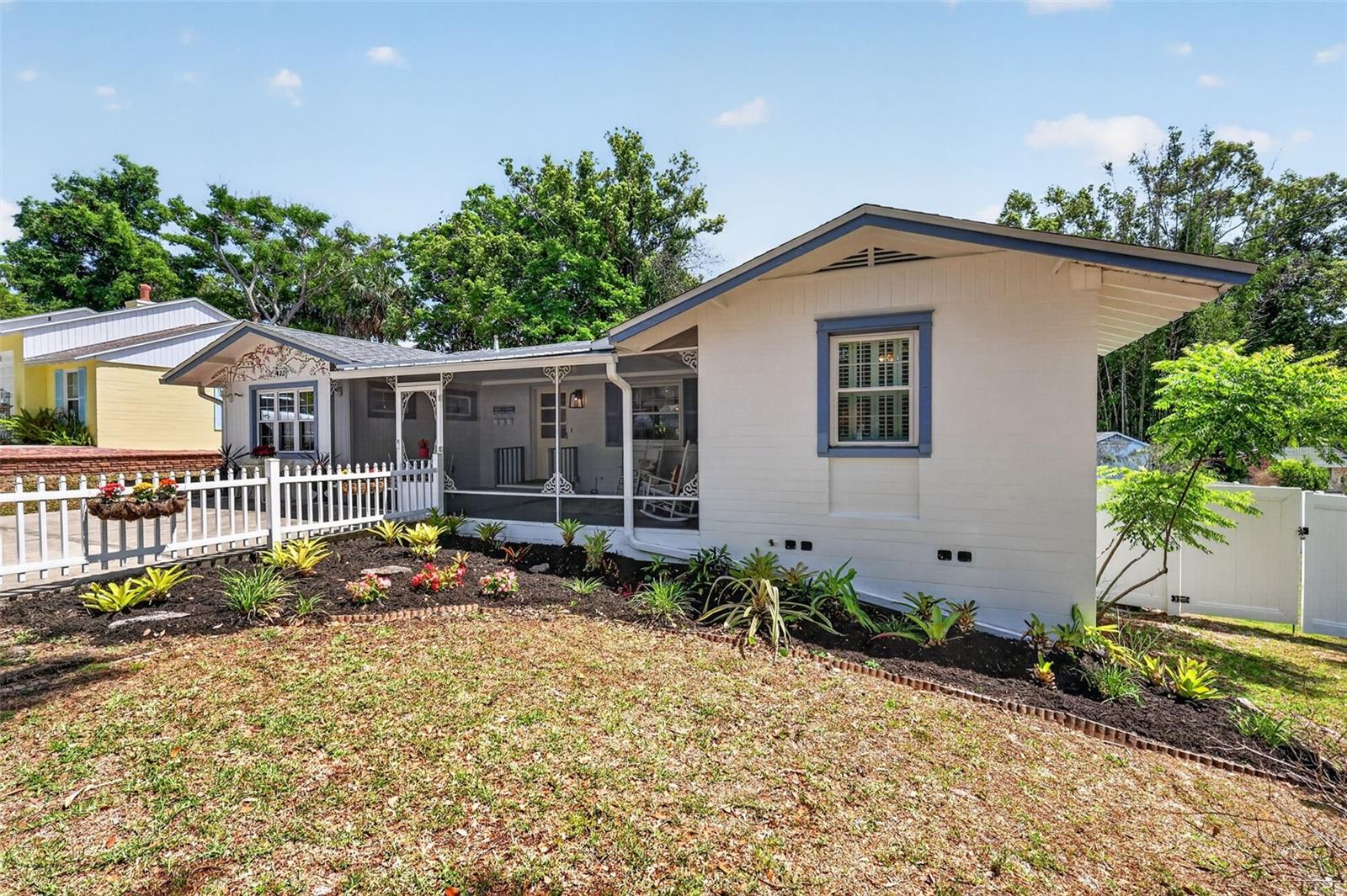 422 W 11TH AVE, MOUNT DORA, FL, 32757