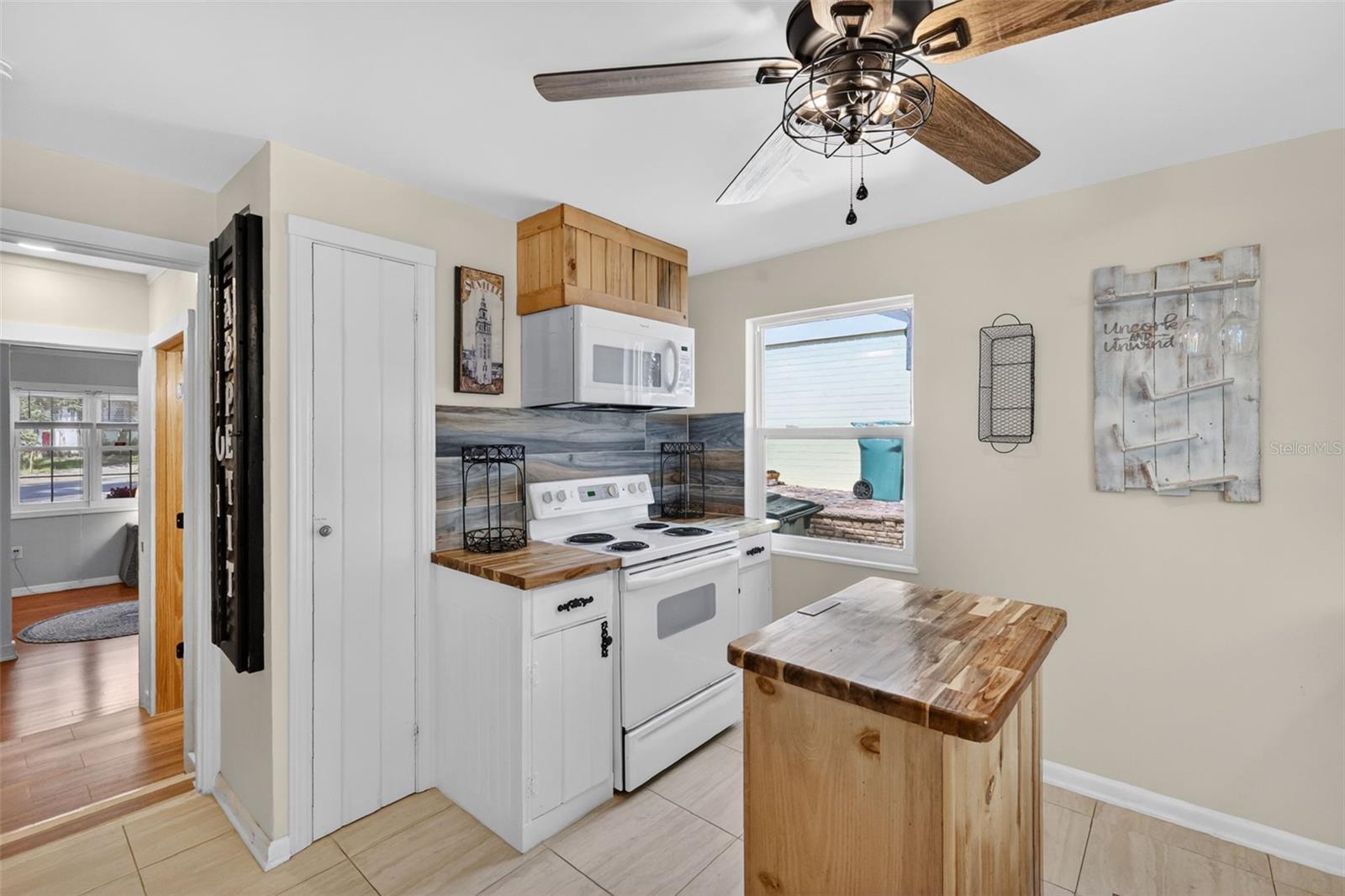 422 W 11TH AVE, MOUNT DORA, FL, 32757