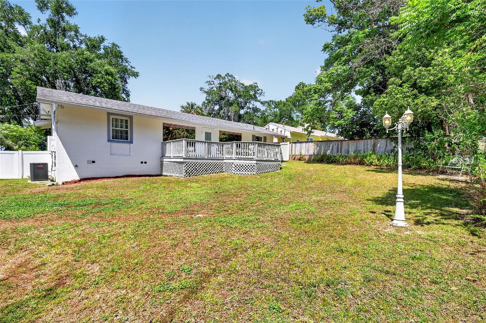 422 W 11TH AVE, MOUNT DORA, FL, 32757