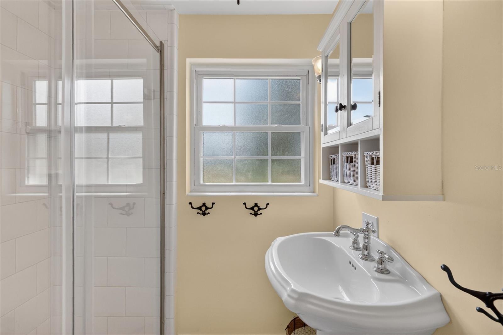 422 W 11TH AVE, MOUNT DORA, FL, 32757