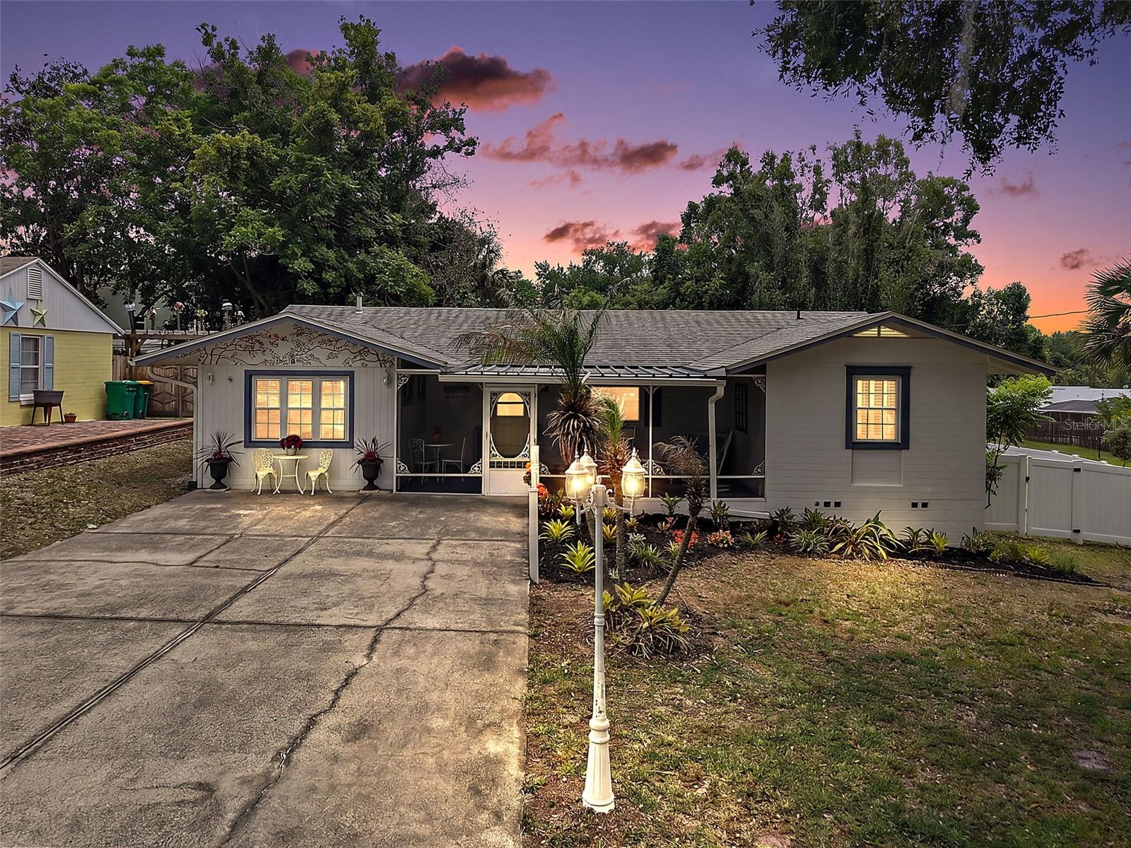 422 W 11TH AVE, MOUNT DORA, FL, 32757