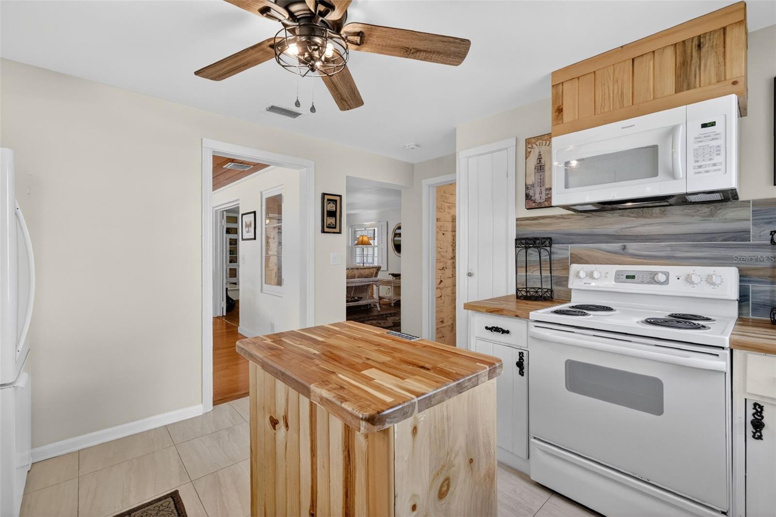 422 W 11TH AVE, MOUNT DORA, FL, 32757