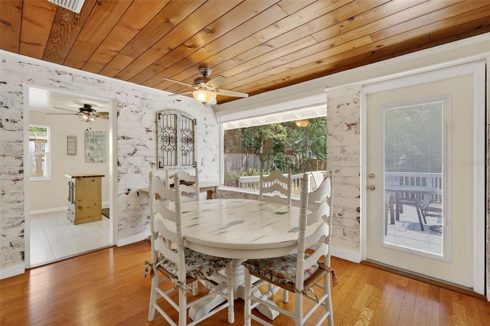 422 W 11TH AVE, MOUNT DORA, FL, 32757