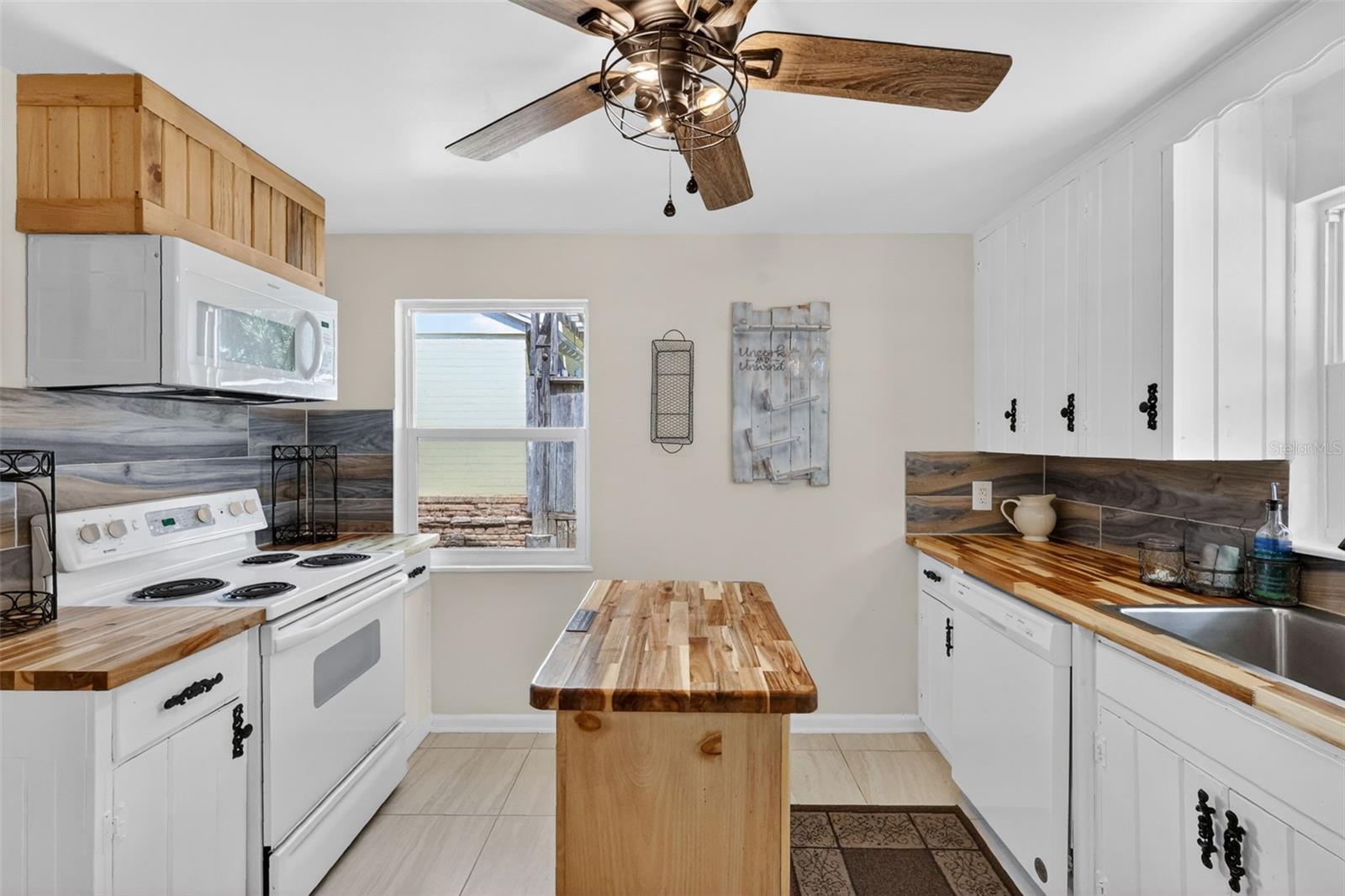422 W 11TH AVE, MOUNT DORA, FL, 32757