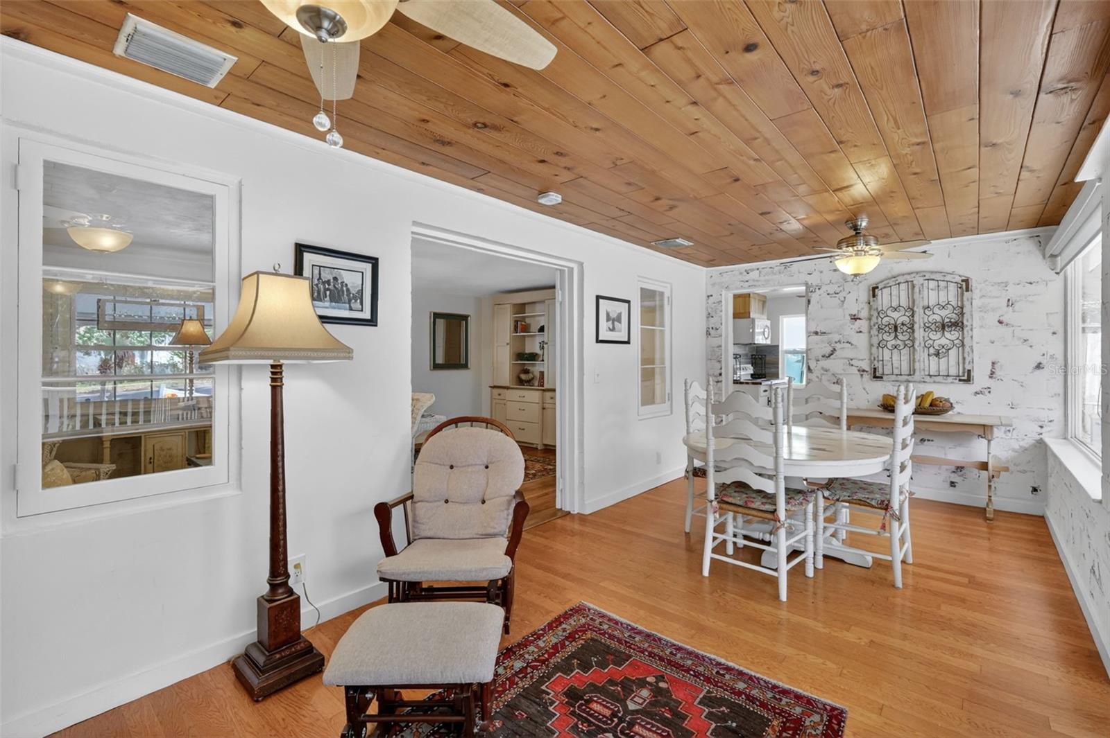422 W 11TH AVE, MOUNT DORA, FL, 32757