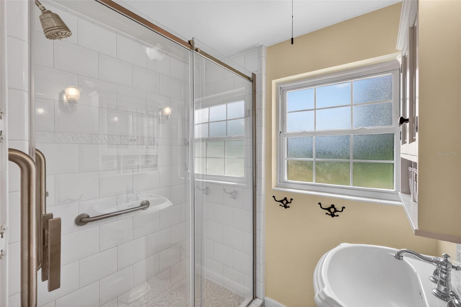 422 W 11TH AVE, MOUNT DORA, FL, 32757