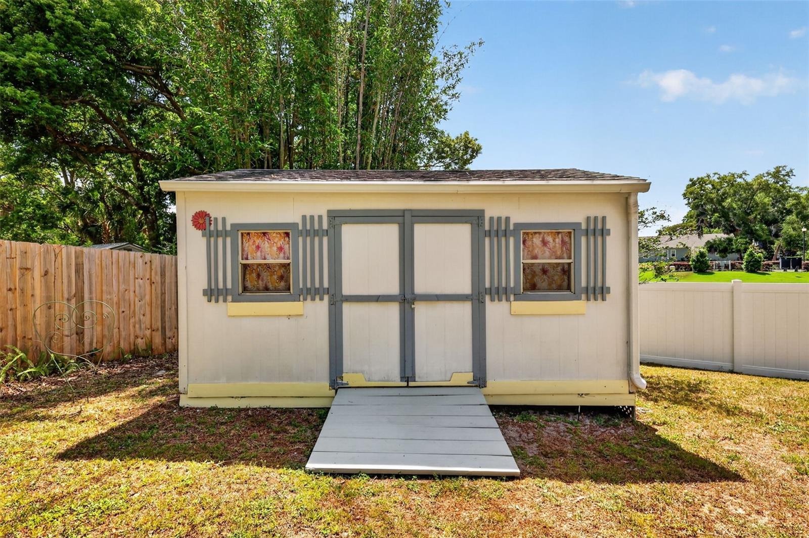 422 W 11TH AVE, MOUNT DORA, FL, 32757