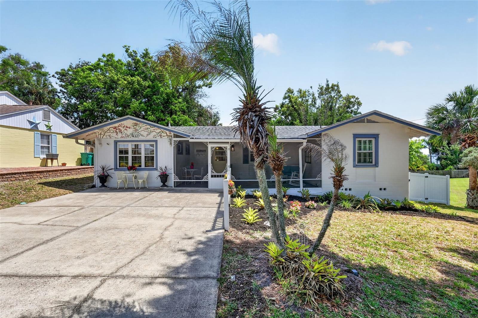 422 W 11TH AVE, MOUNT DORA, FL, 32757