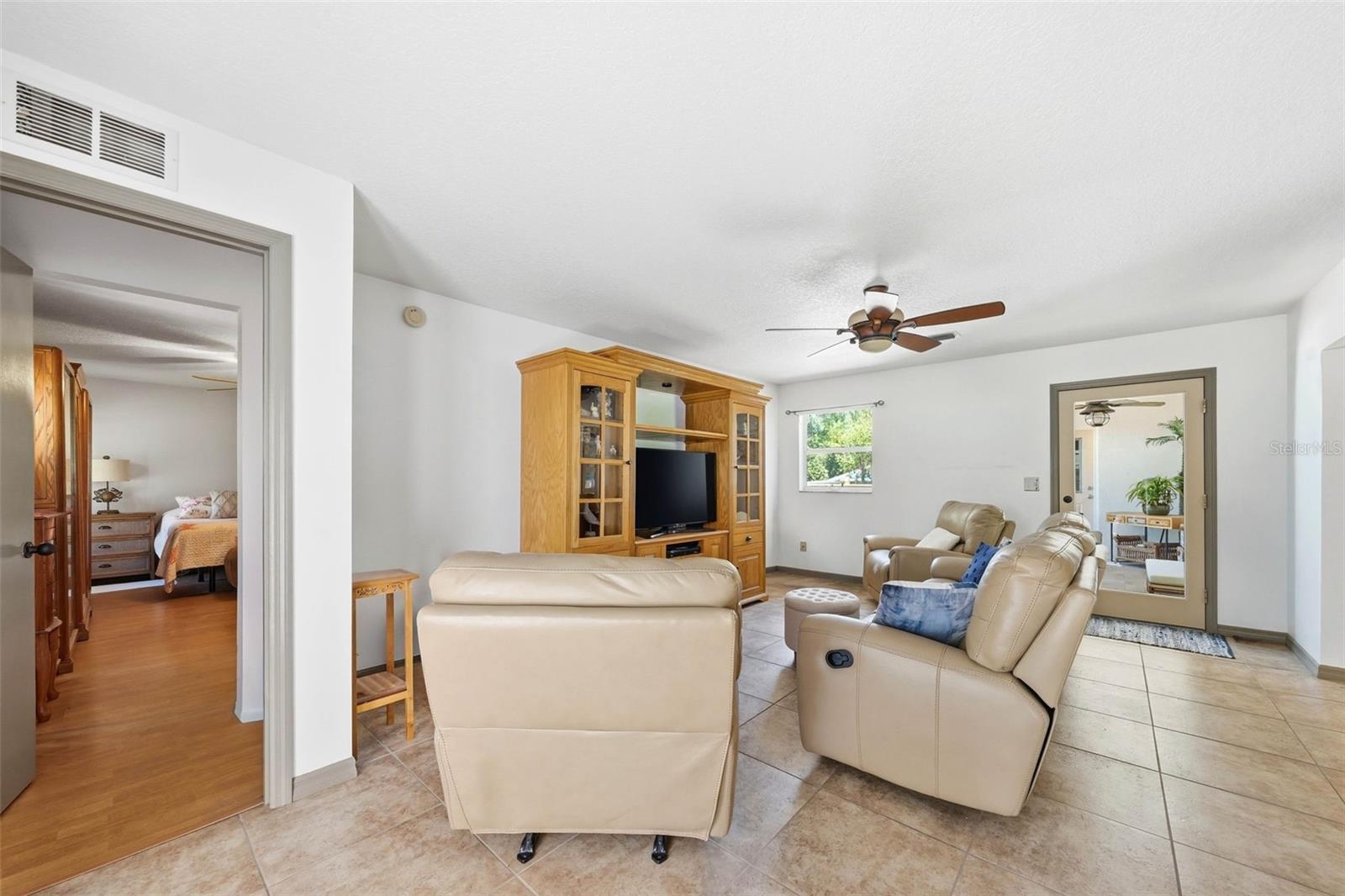 37237 GRAYS AIRPORT RD, LADY LAKE, FL, 32159