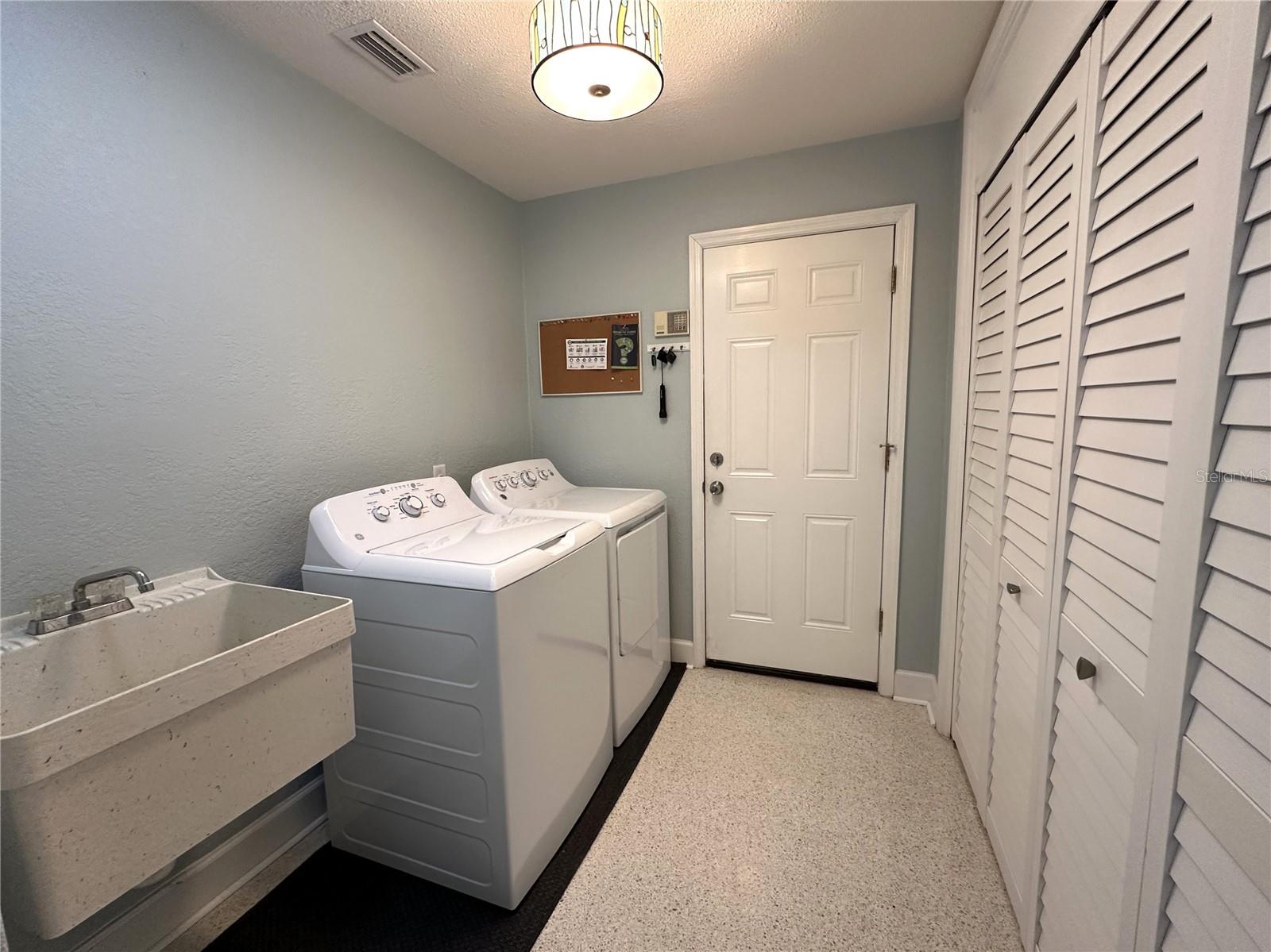 1883 RIVIERA CIR, SARASOTA, FL, 34232