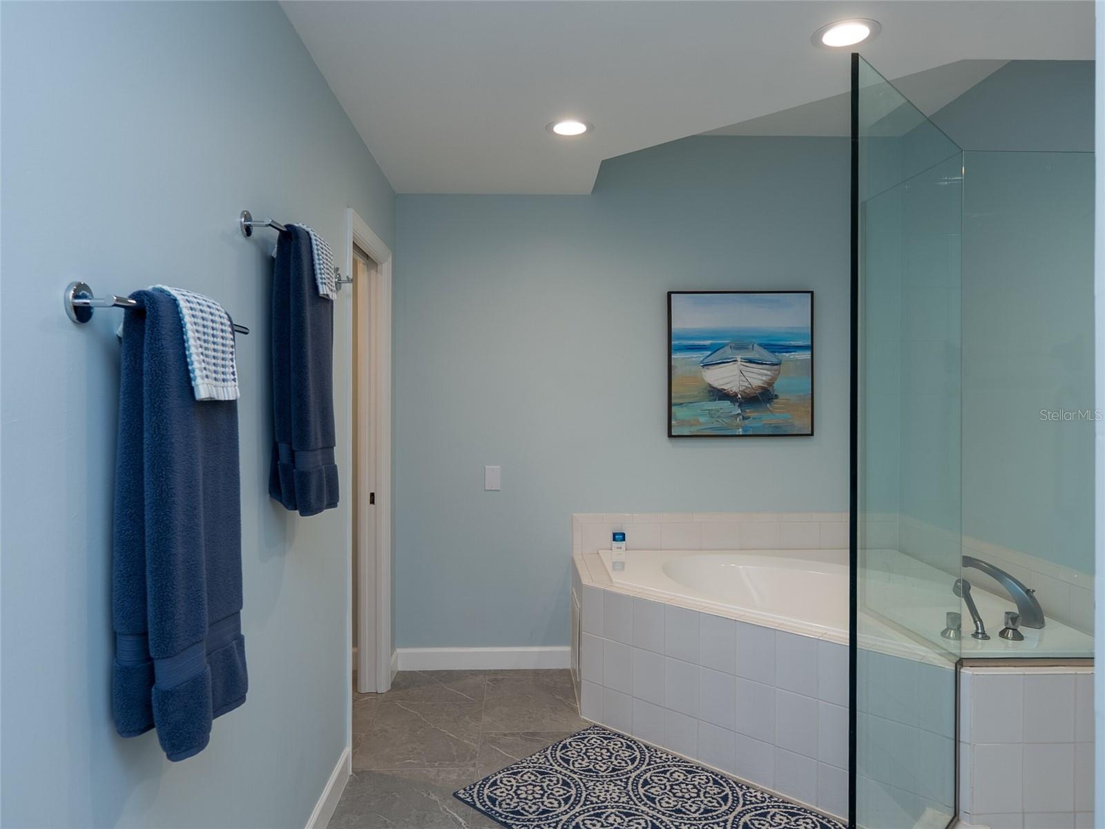 2013 HARBOUR LINKS DR #2013, LONGBOAT KEY, FL, 34228